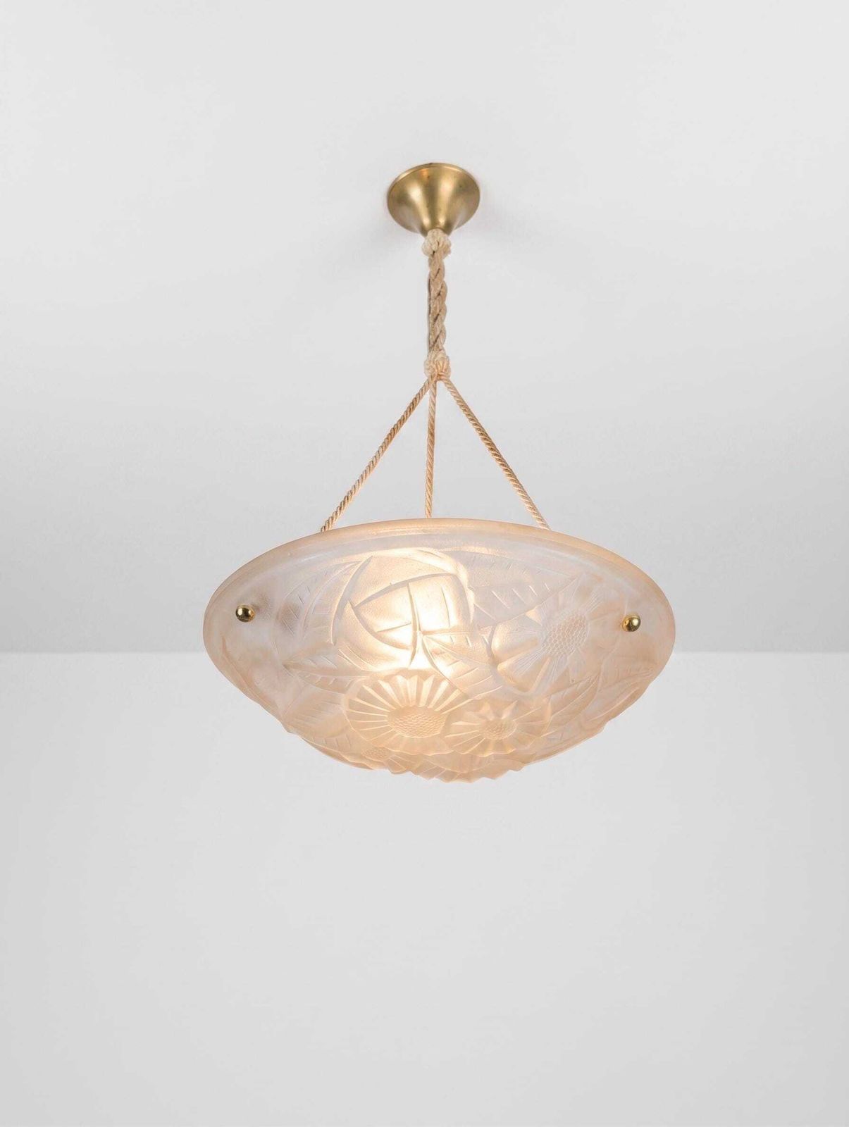 Suspension Art Déco française en verre moulé rose, motif floral, par Degué, années 1930