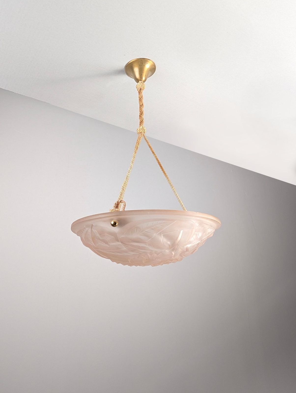 Suspension Art Déco française en verre moulé rose, motif floral, par Degué, années 1930 photo furniture