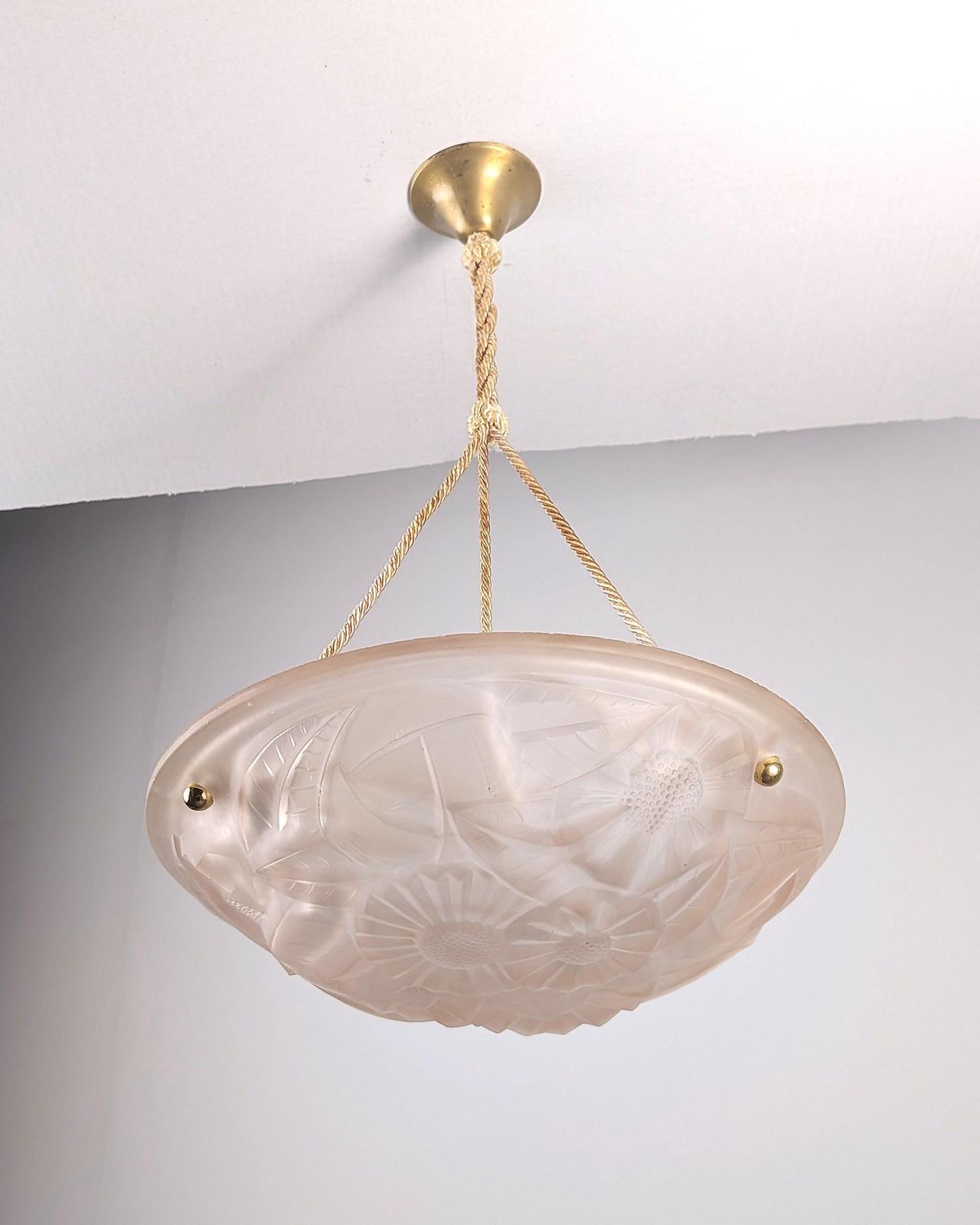 Suspension Art Déco française en verre moulé rose, motif floral, par Degué, années 1930 photo Luminaires