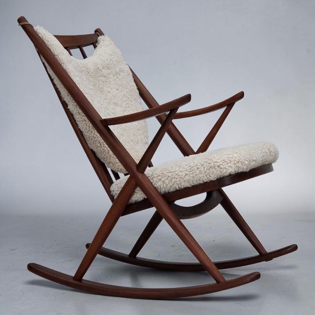 Ca. jaren 1960, Deense schommelstoel van Frank Reenskaug, model 182, echt schapenvacht.