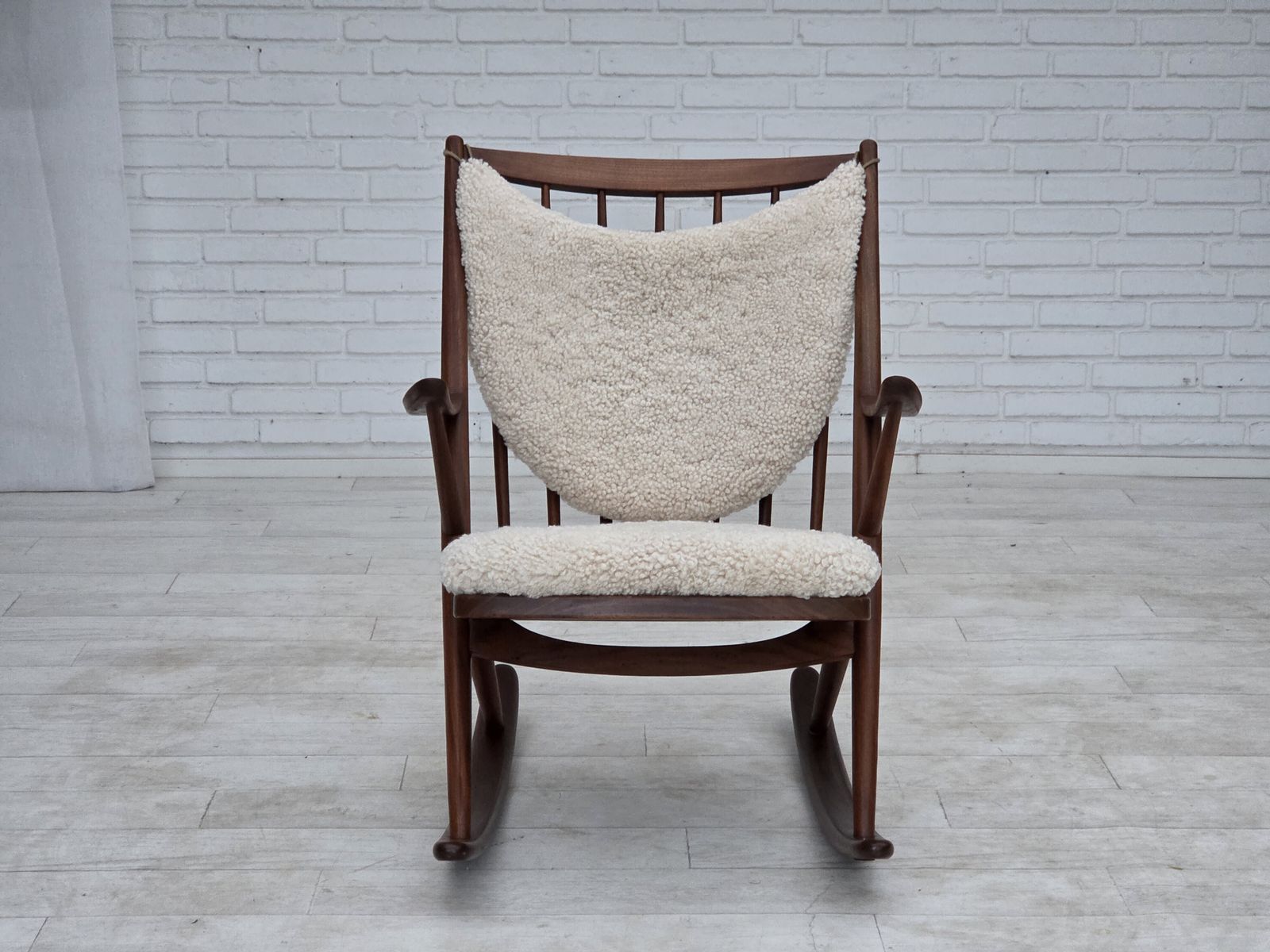 Ca. jaren 1960, Deense schommelstoel van Frank Reenskaug, model 182, echt schapenvacht. photo furniture