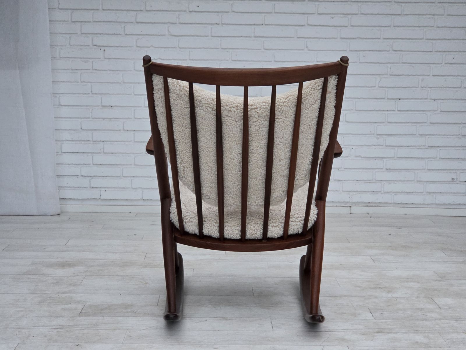 photo furniture Ca. jaren 1960, Deense schommelstoel van Frank Reenskaug, model 182, echt schapenvacht.