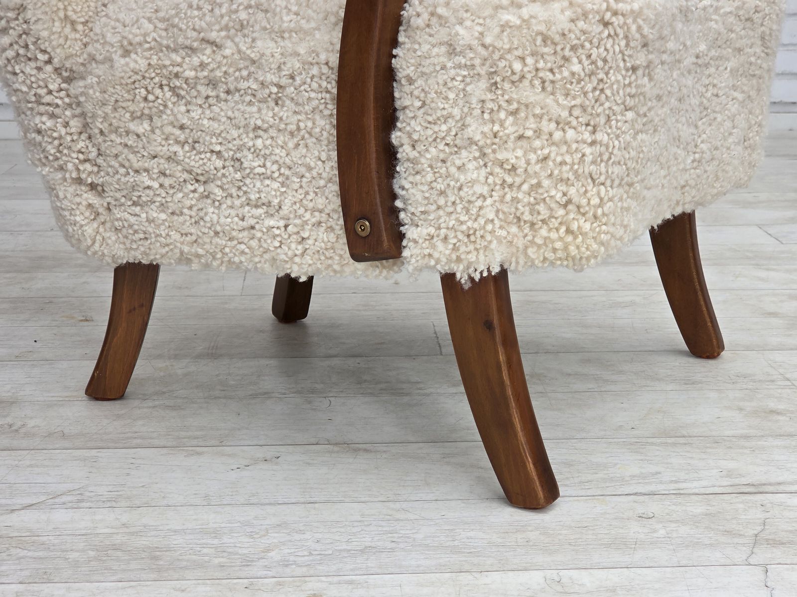 Ca. jaren 1960, Deens design van Alfred Christensen, opnieuw bekleed, echt schapenleer. photo furniture