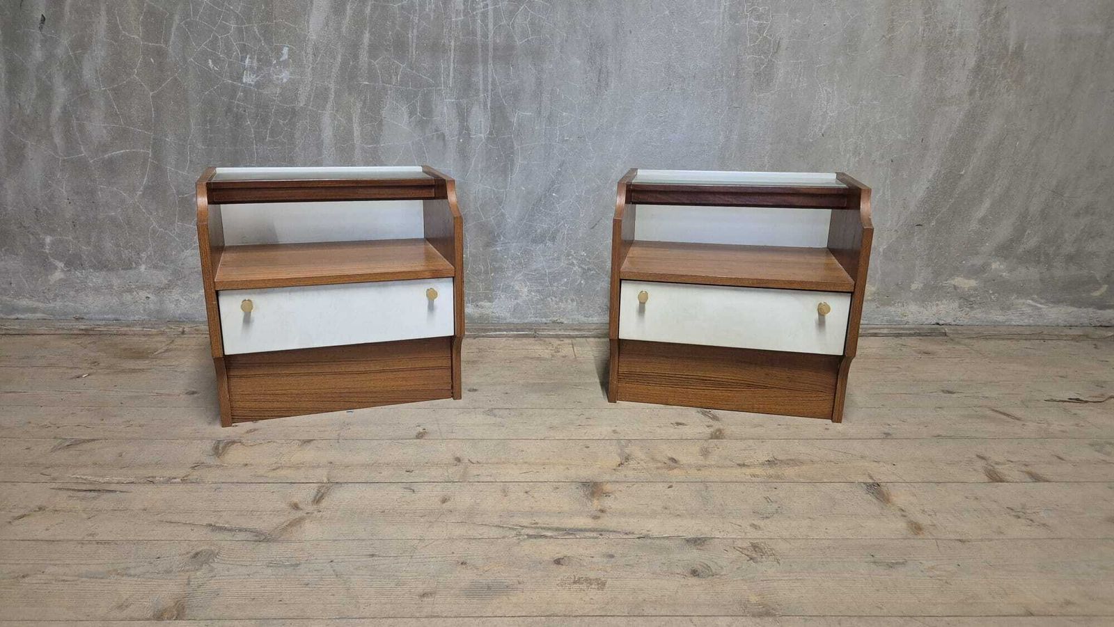 Paar Vintage Mid-Century Nachtkastjes Tsjecho-Slowakije photo furniture