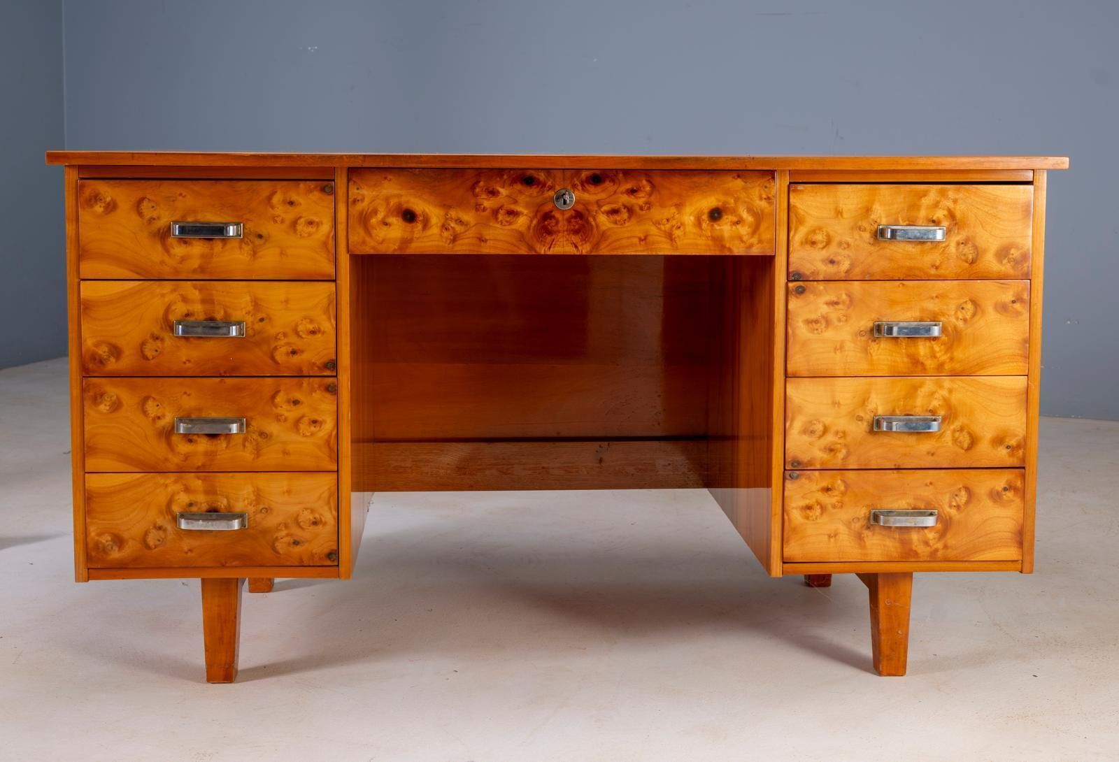 Mid-Century schrijfbureau met wortelhoutfineer en acht lades, Tsjecho-Slowakije photo Meubels
