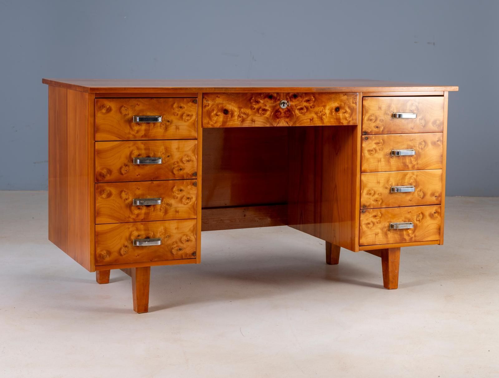 Mid-Century schrijfbureau met wortelhoutfineer en acht lades, Tsjecho-Slowakije photo 2657.0