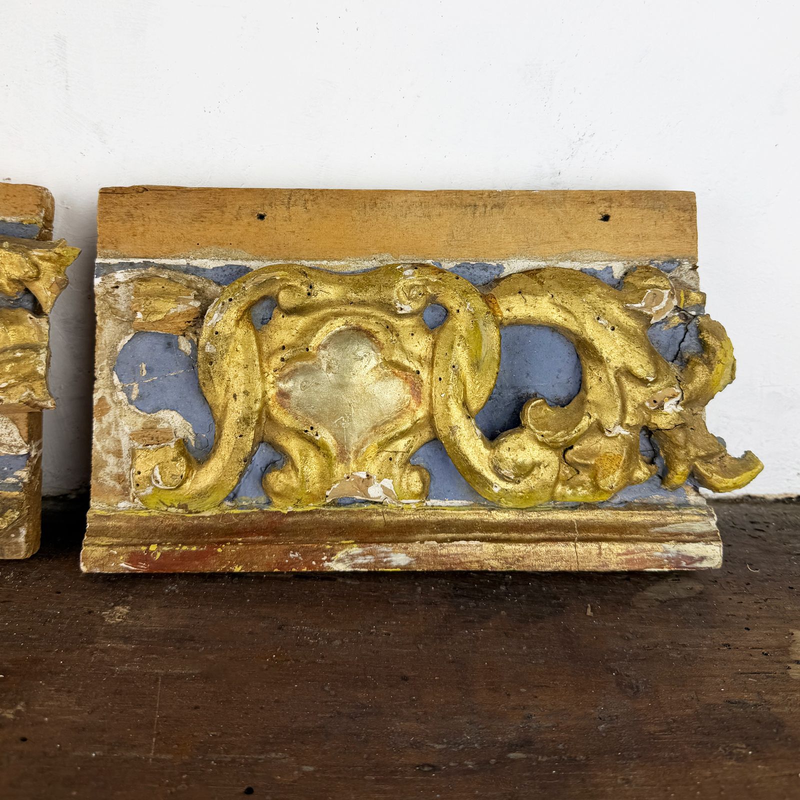 Paar gesneden houten fragmenten, 18e eeuw, Italiaans Barok architecturaal sloopmateriaal photo Woonaccessoires