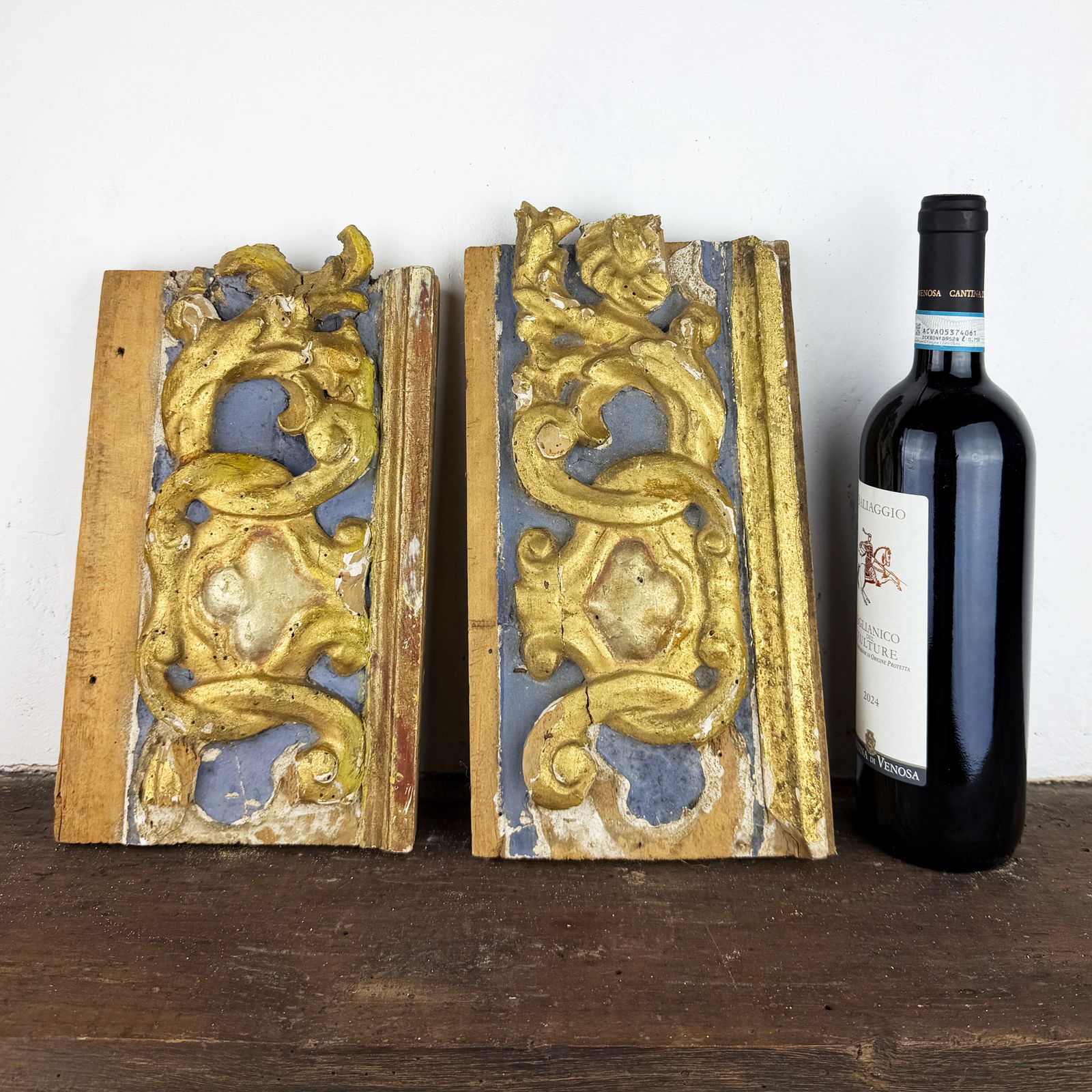 Woonaccessoires Paar gesneden houten fragmenten, 18e eeuw, Italiaans Barok architecturaal sloopmateriaal photo