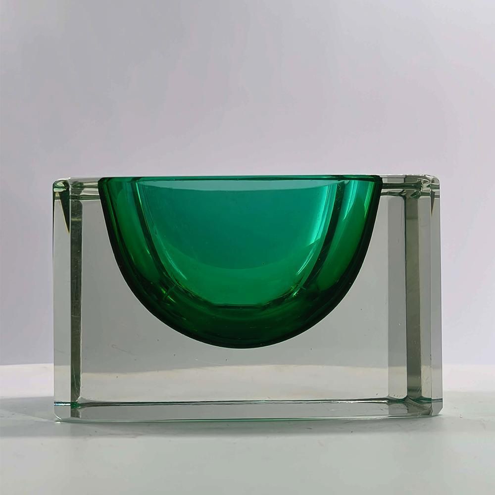 Cendrier ou vide-poche rectangulaire multifacettes en verre de Murano à l'uranium, par Flavio Poli pour Seguso, années 1960. Fabriqué en Italie. photo for sale
