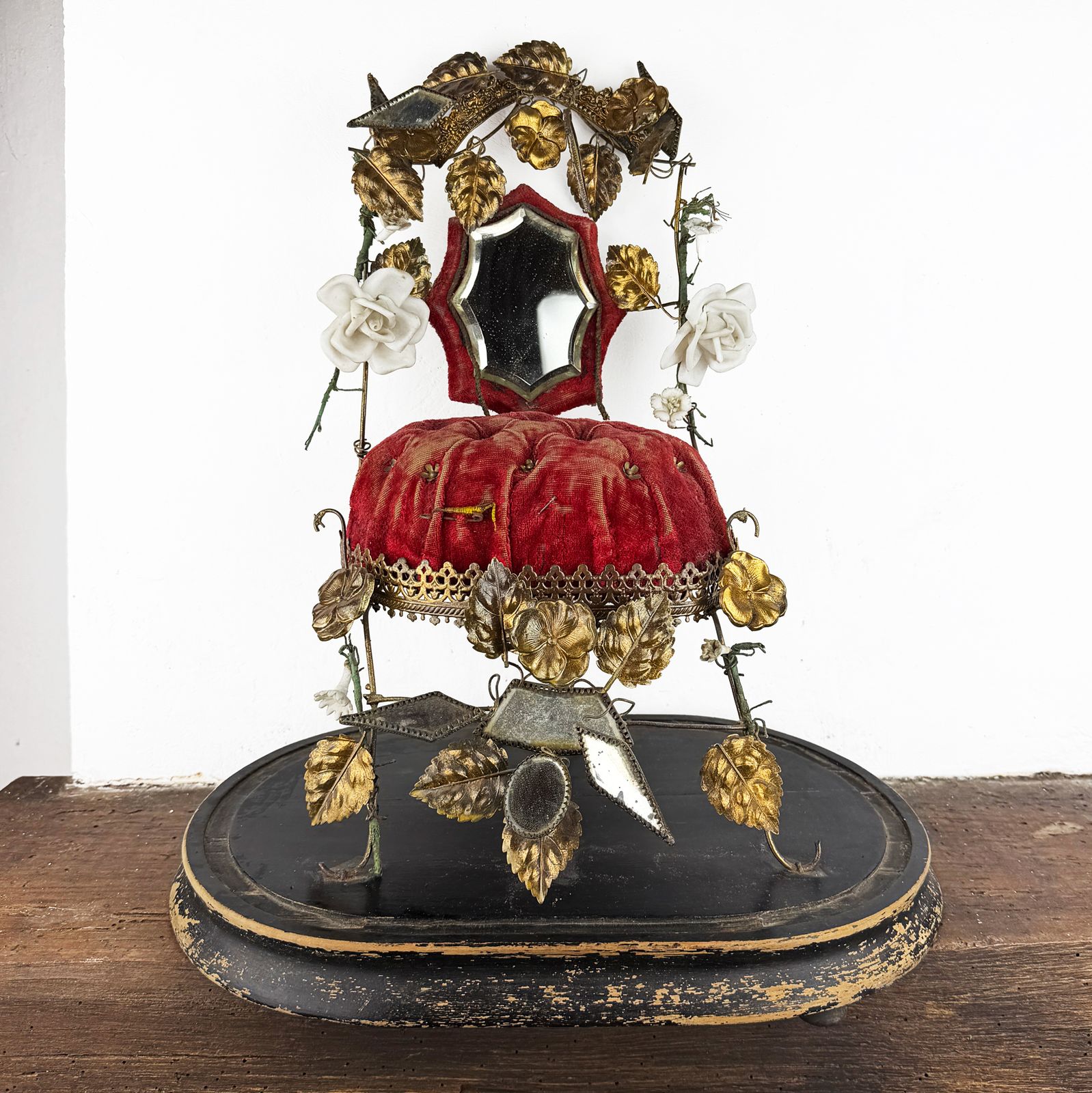 Antieke Franse Globe de Mariée, bruidssouvenir Napoleon III ormolu huwelijksglobe met rood fluwelen kussen