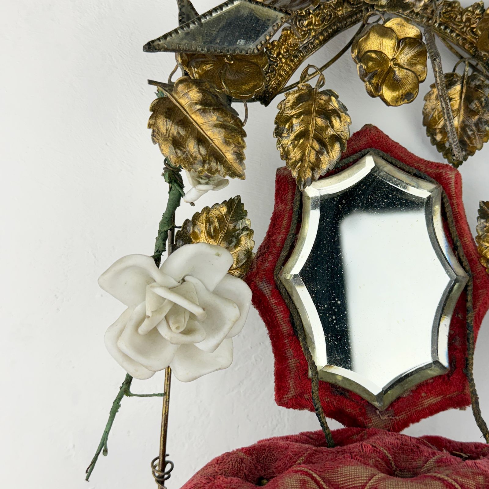 Antieke Franse Globe de Mariée, bruidssouvenir Napoleon III ormolu huwelijksglobe met rood fluwelen kussen photo buy