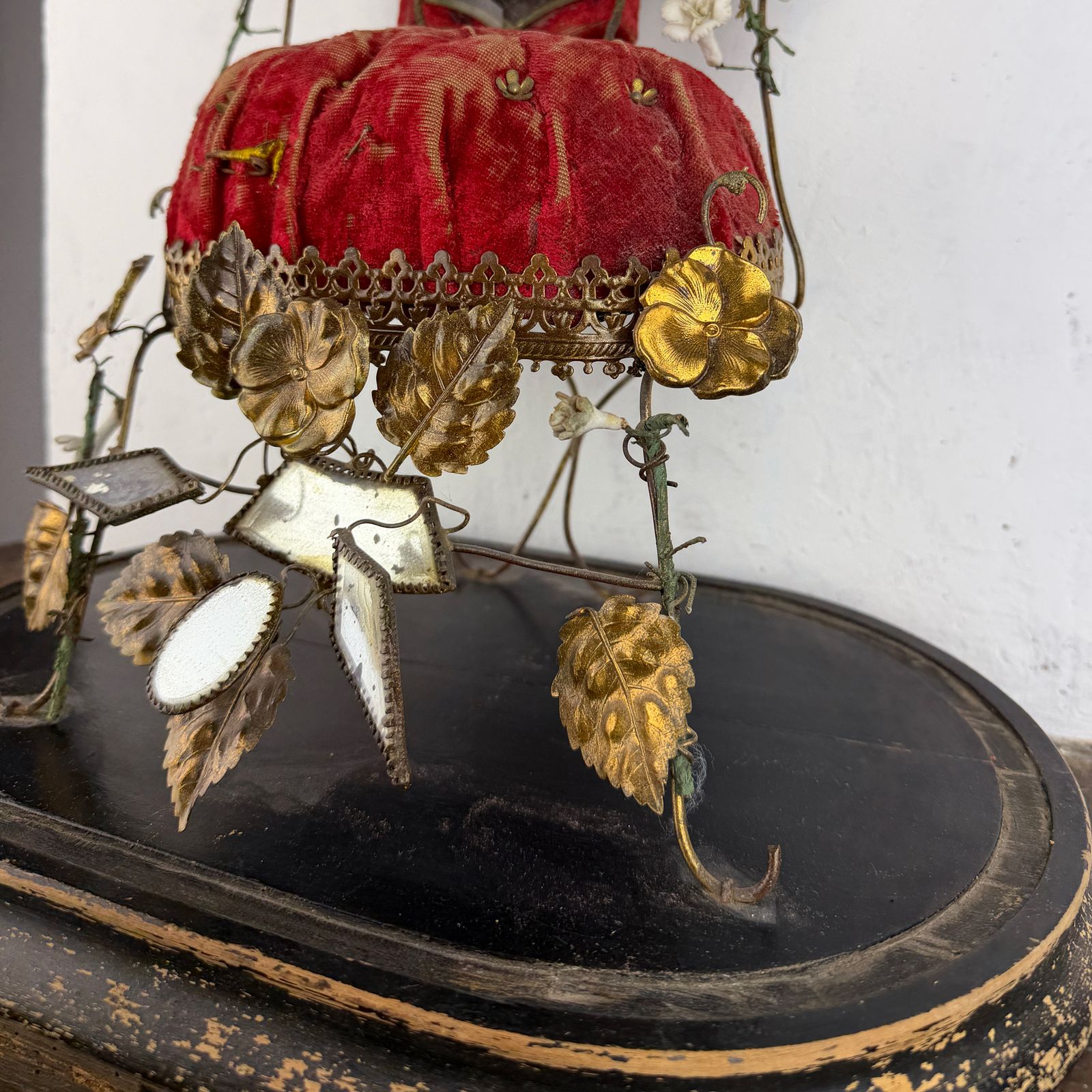 Antieke Franse Globe de Mariée, bruidssouvenir Napoleon III ormolu huwelijksglobe met rood fluwelen kussen photo Woonaccessoires