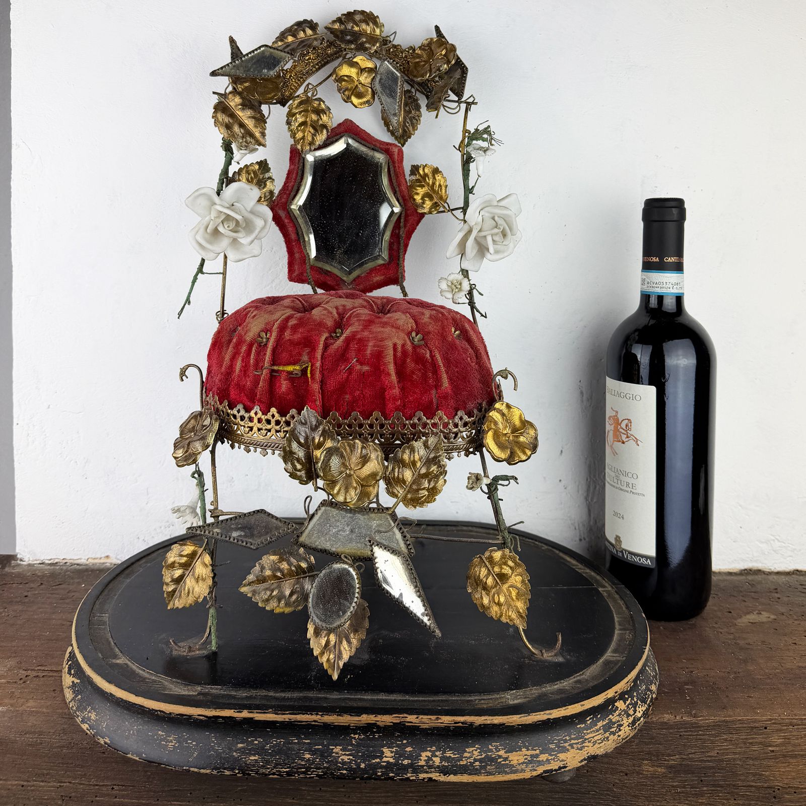 Antieke Franse Globe de Mariée, bruidssouvenir Napoleon III ormolu huwelijksglobe met rood fluwelen kussen photo vintage