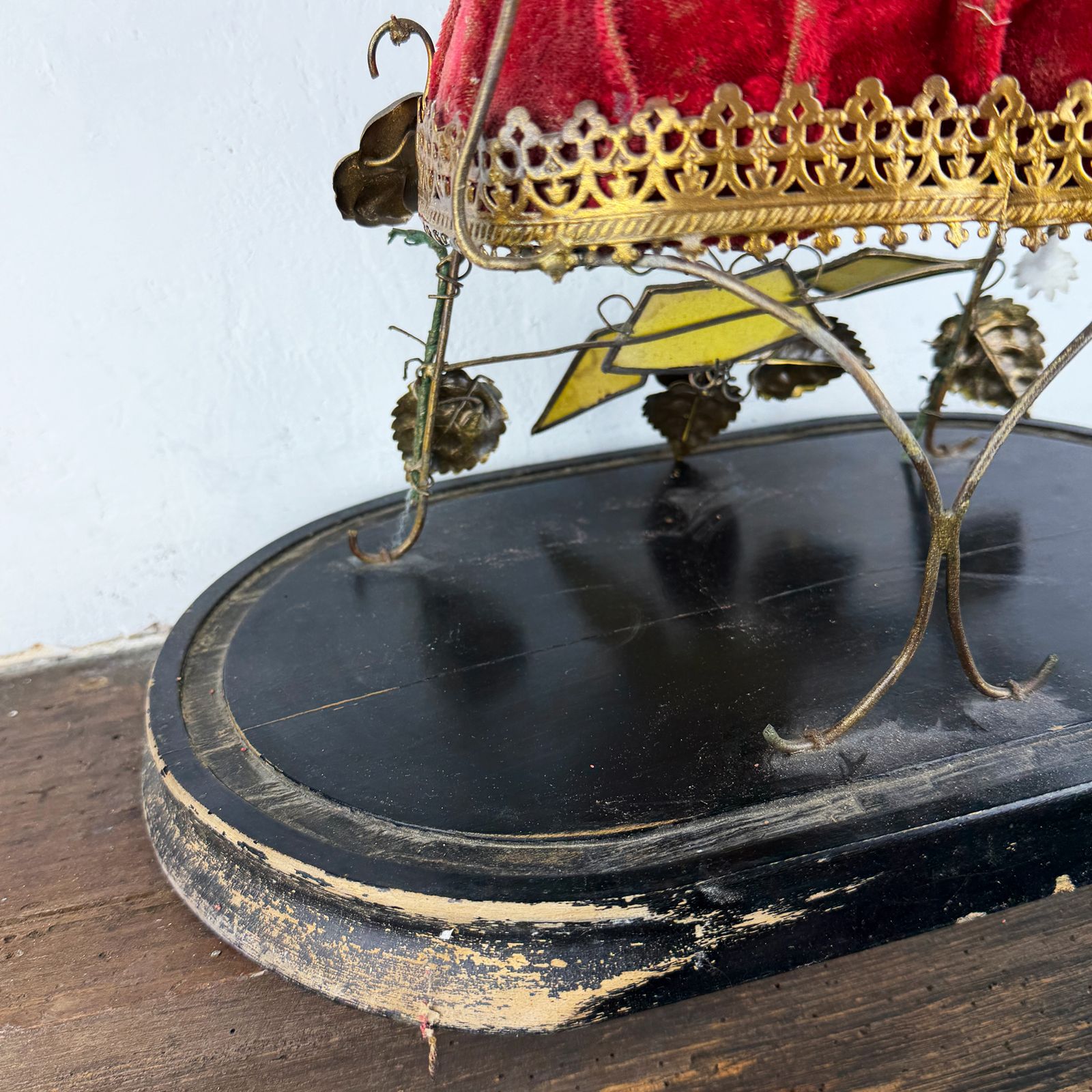 295.0 Antieke Franse Globe de Mariée, bruidssouvenir Napoleon III ormolu huwelijksglobe met rood fluwelen kussen photo