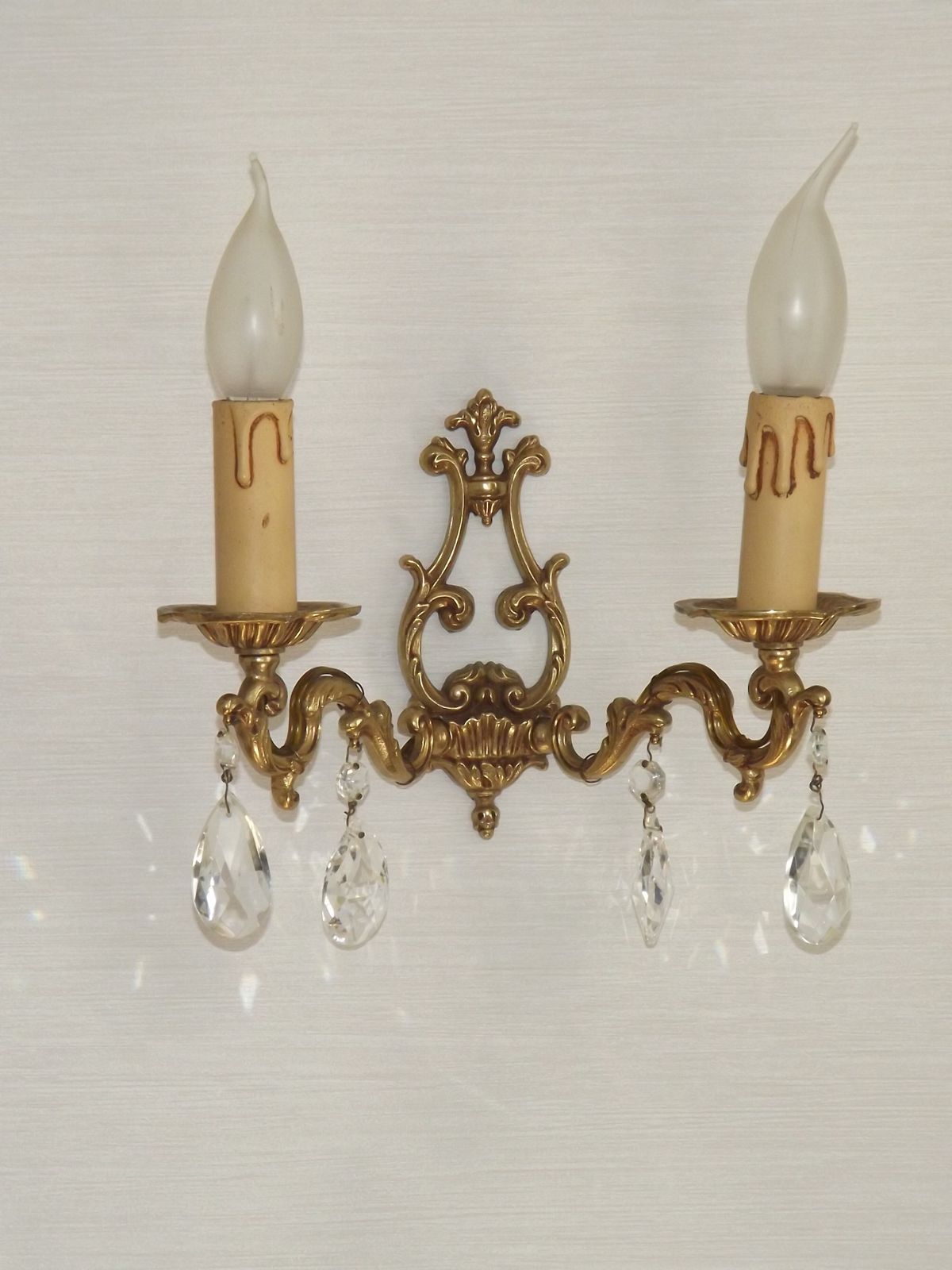 Paire d'appliques doubles vintage françaises en bronze coulé et cristal, à fond ouvert photo vinterior