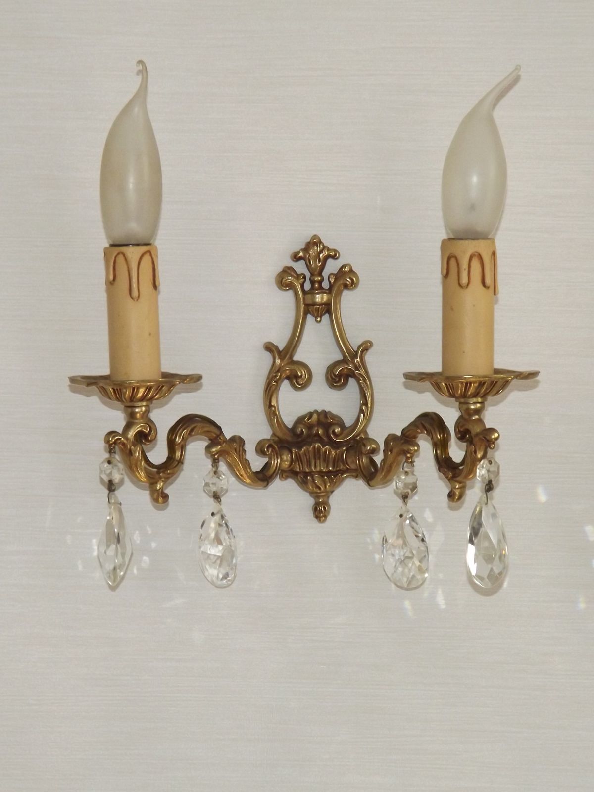 Paire d'appliques doubles vintage françaises en bronze coulé et cristal, à fond ouvert photo buy