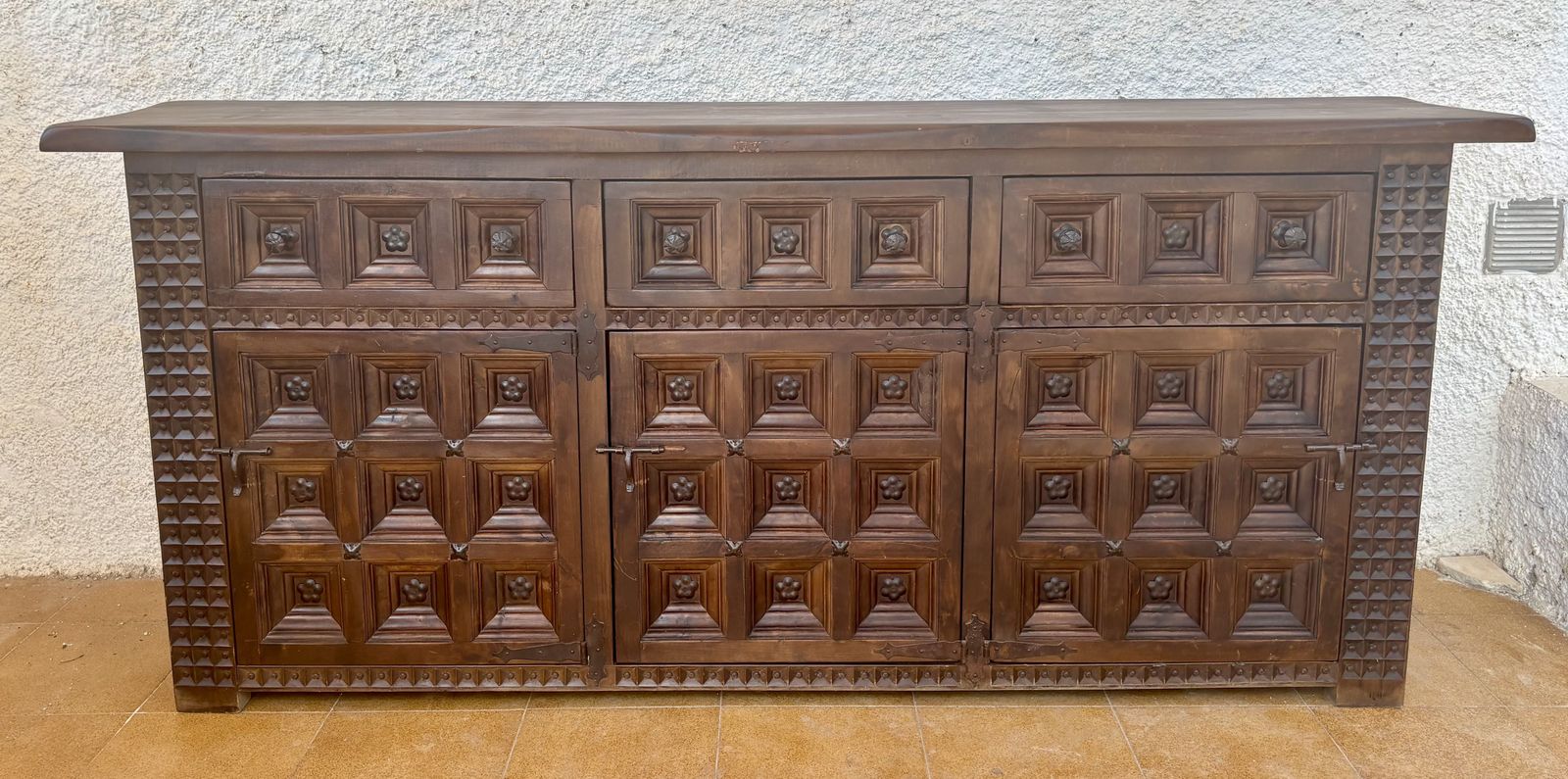 Groot Spaans Gesneden Walnoten Dressoir met Geometrische Panelen, Midden 20e Eeuw photo for sale