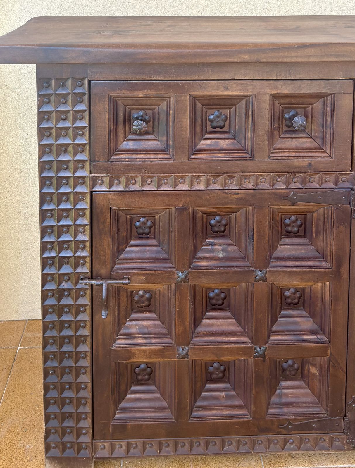 Groot Spaans Gesneden Walnoten Dressoir met Geometrische Panelen, Midden 20e Eeuw photo 7650.0
