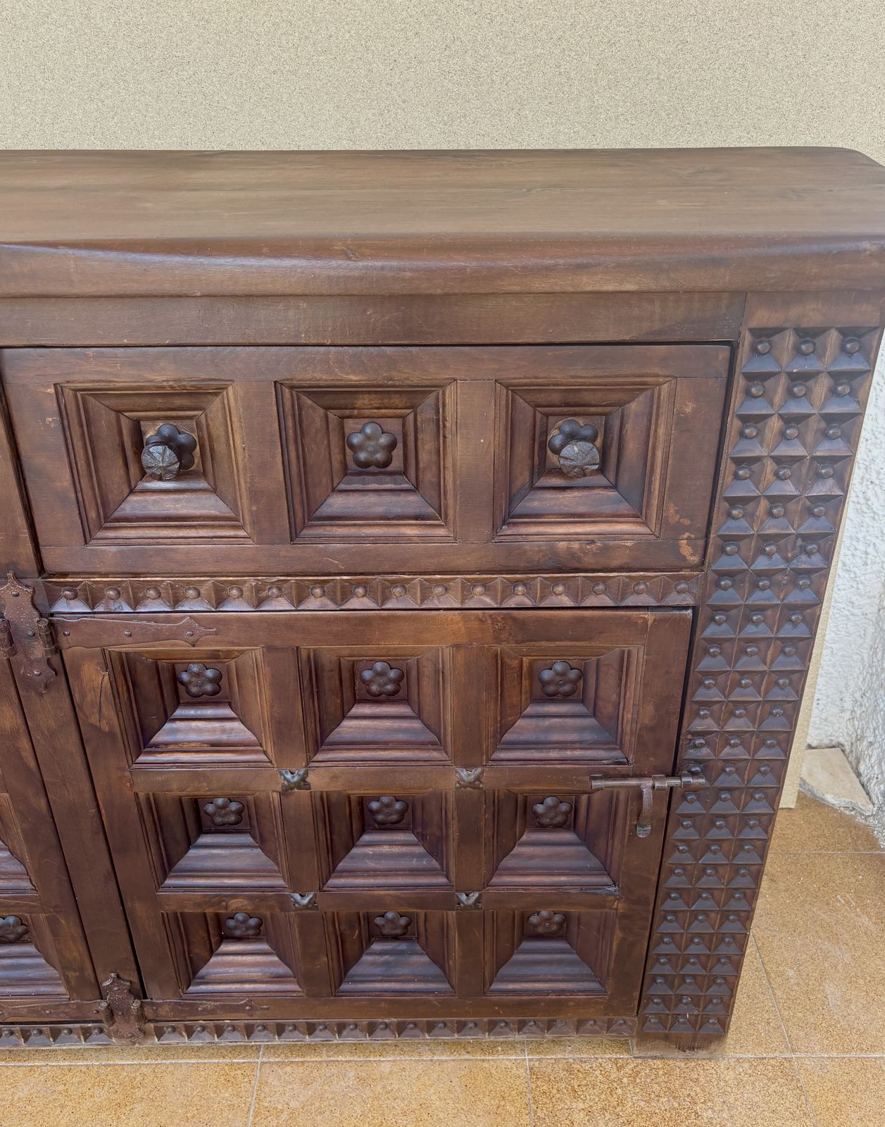 Groot Spaans Gesneden Walnoten Dressoir met Geometrische Panelen, Midden 20e Eeuw photo vinterior