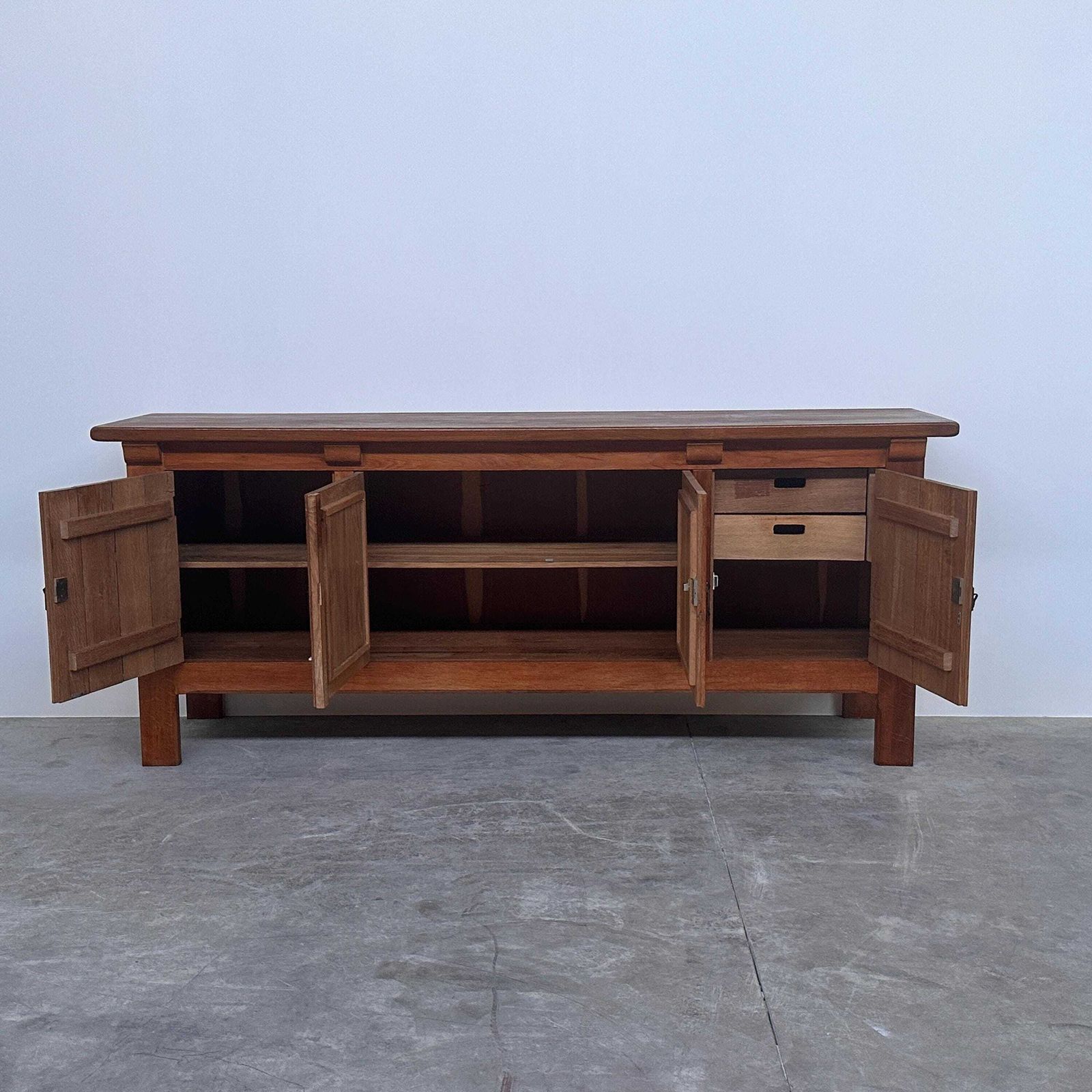 Brutalistisch massief eiken dressoir met handgesmeed ijzerbeslag, België, jaren 1970 photo 2013.0