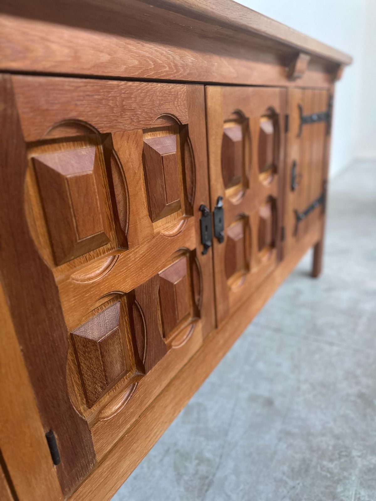 2013.0 Brutalistisch massief eiken dressoir met handgesmeed ijzerbeslag, België, jaren 1970 photo