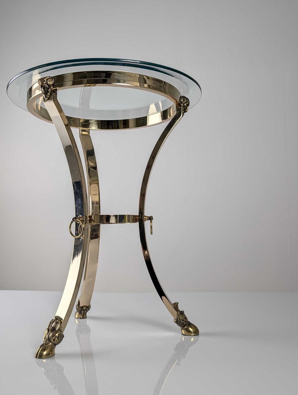 Table d'appoint néoclassique en laiton et verre biseauté, têtes de bélier, années 1970 photo Mobilier