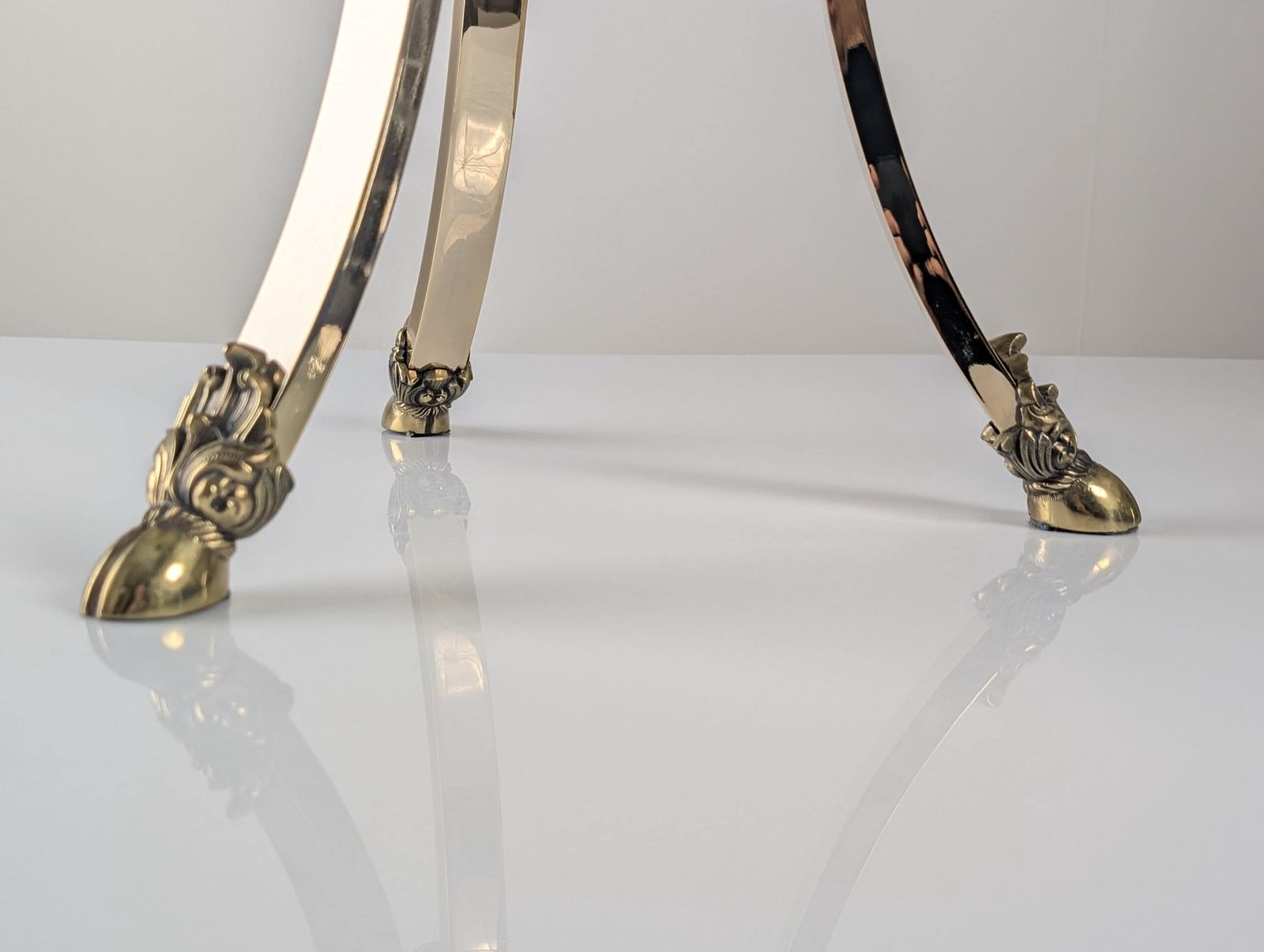 Table d'appoint néoclassique en laiton et verre biseauté, têtes de bélier, années 1970 photo buy