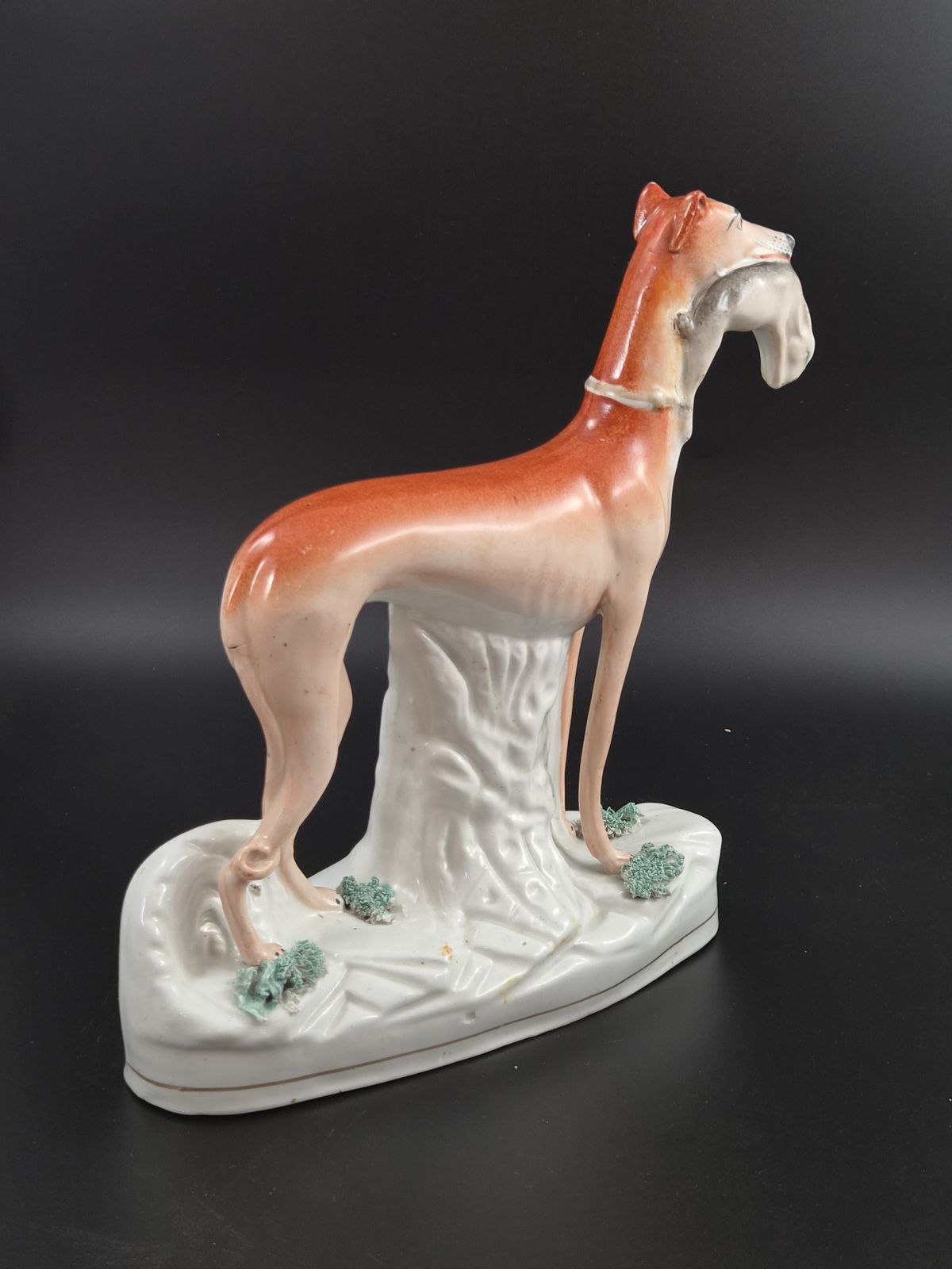 photo furniture Paar grote Victoriaanse Staffordshire greyhounds met hazen, Engeland, ca. 1850
