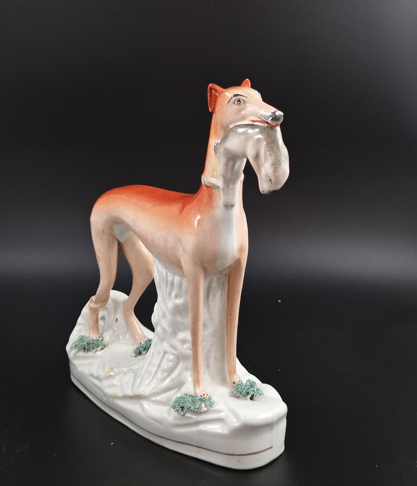 Woonaccessoires Paar grote Victoriaanse Staffordshire greyhounds met hazen, Engeland, ca. 1850 photo
