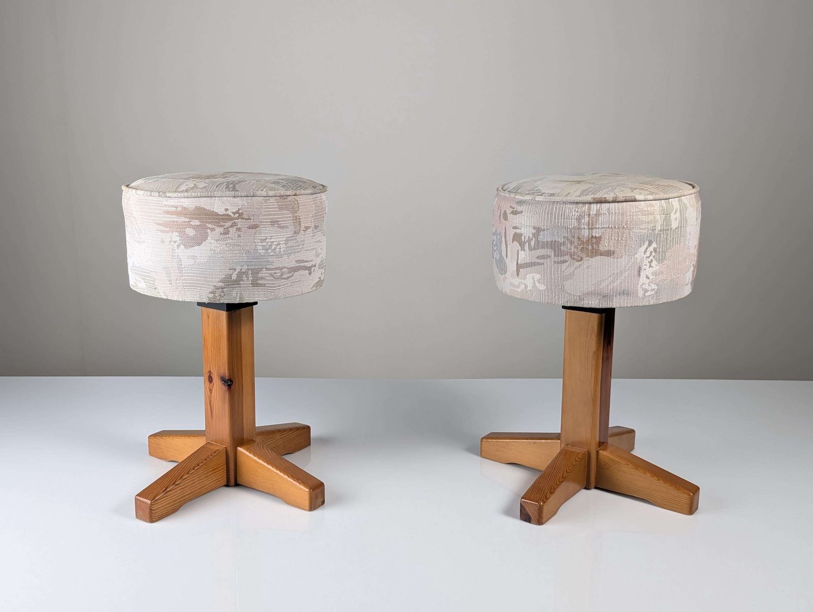 Paire de tabourets scandinaves modernes en pin et tissu, années 1980 photo furniture