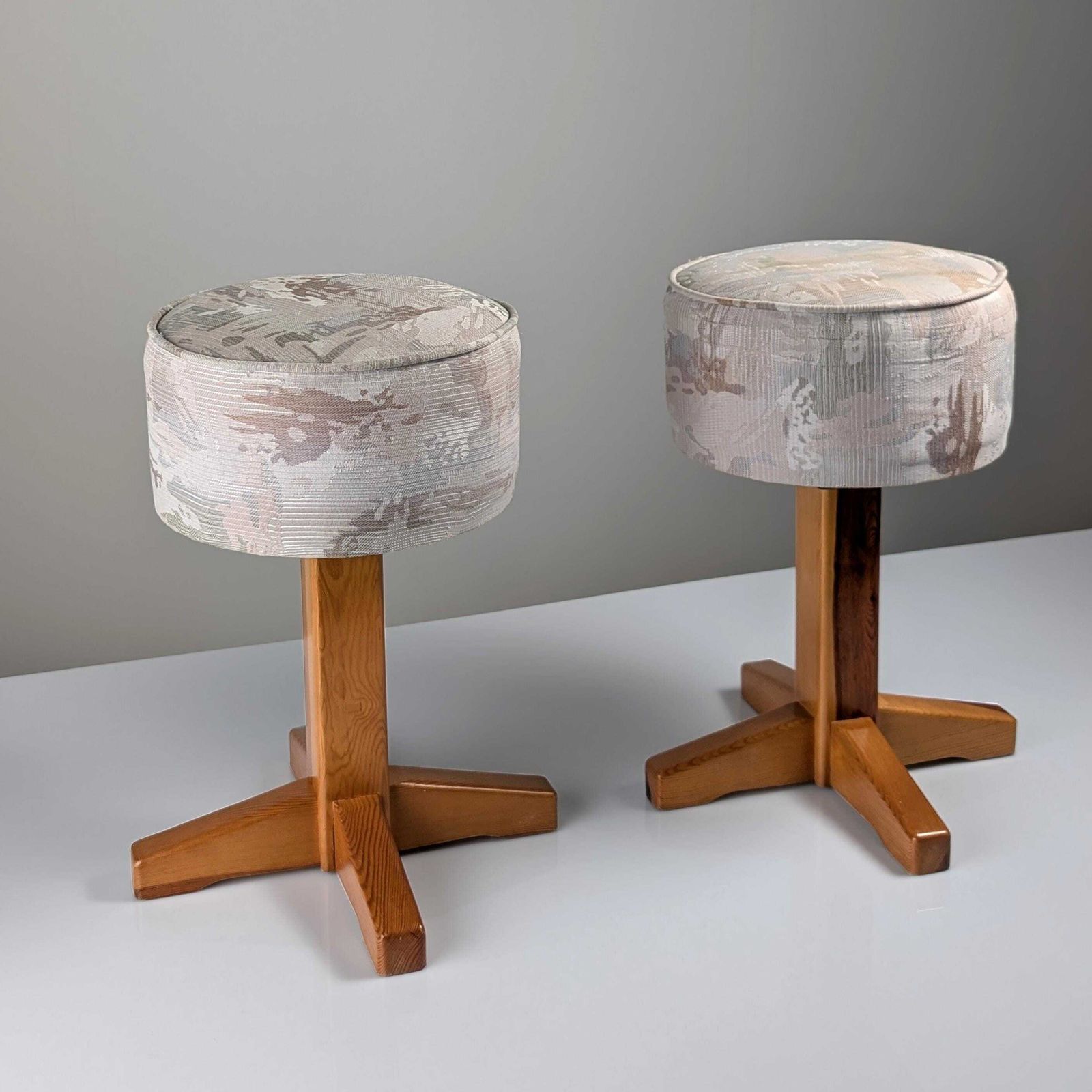 Paire de tabourets scandinaves modernes en pin et tissu, années 1980 photo Mobilier