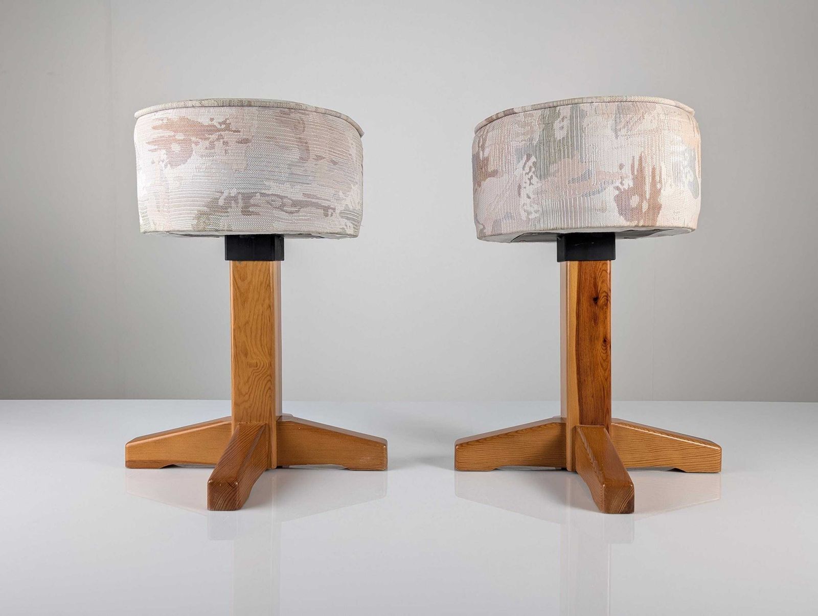 Paire de tabourets scandinaves modernes en pin et tissu, années 1980 photo buy