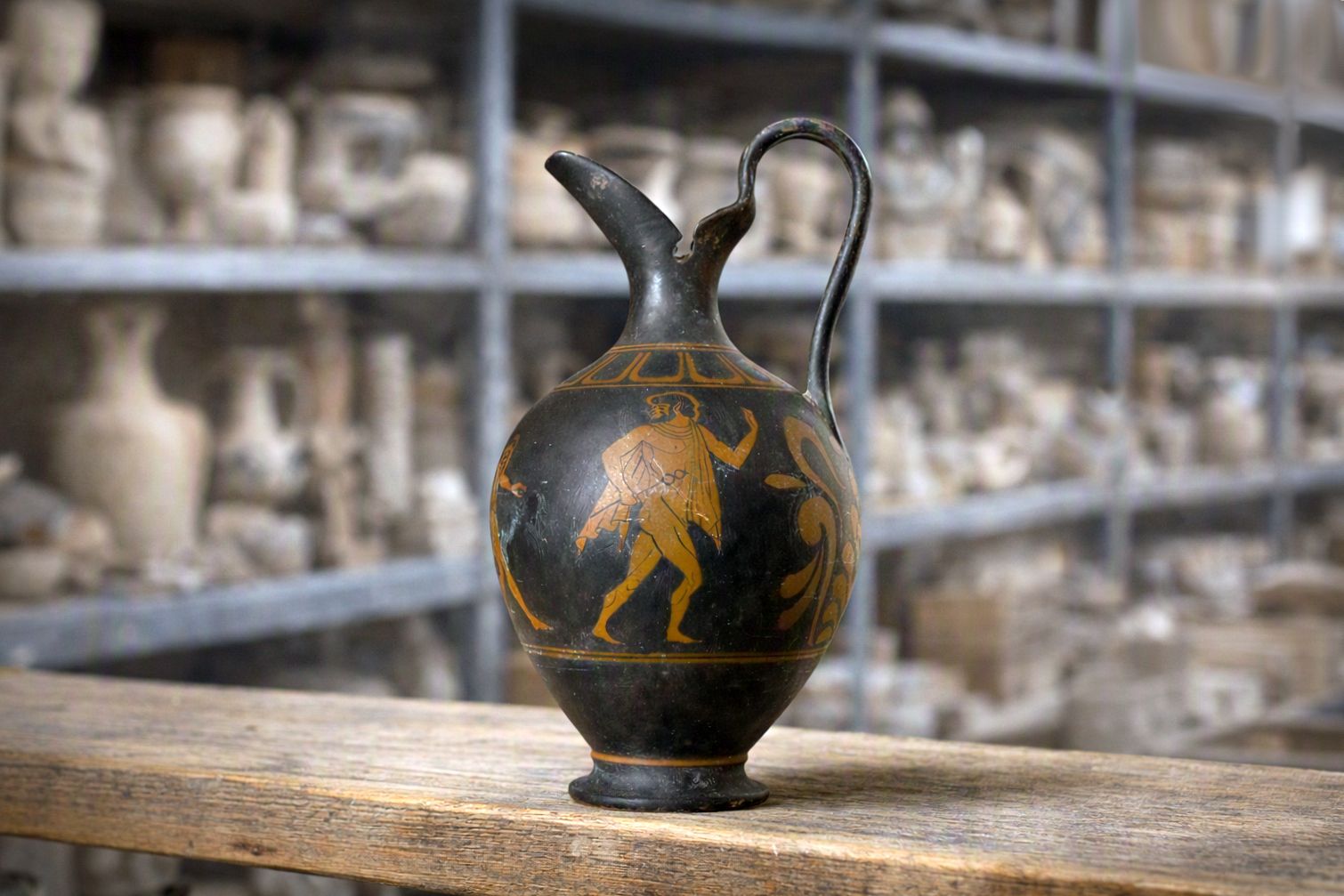 photo for sale Oinochoe Zuid-Etrurië, Roodfiguurstijl, 4e eeuw v.Chr.