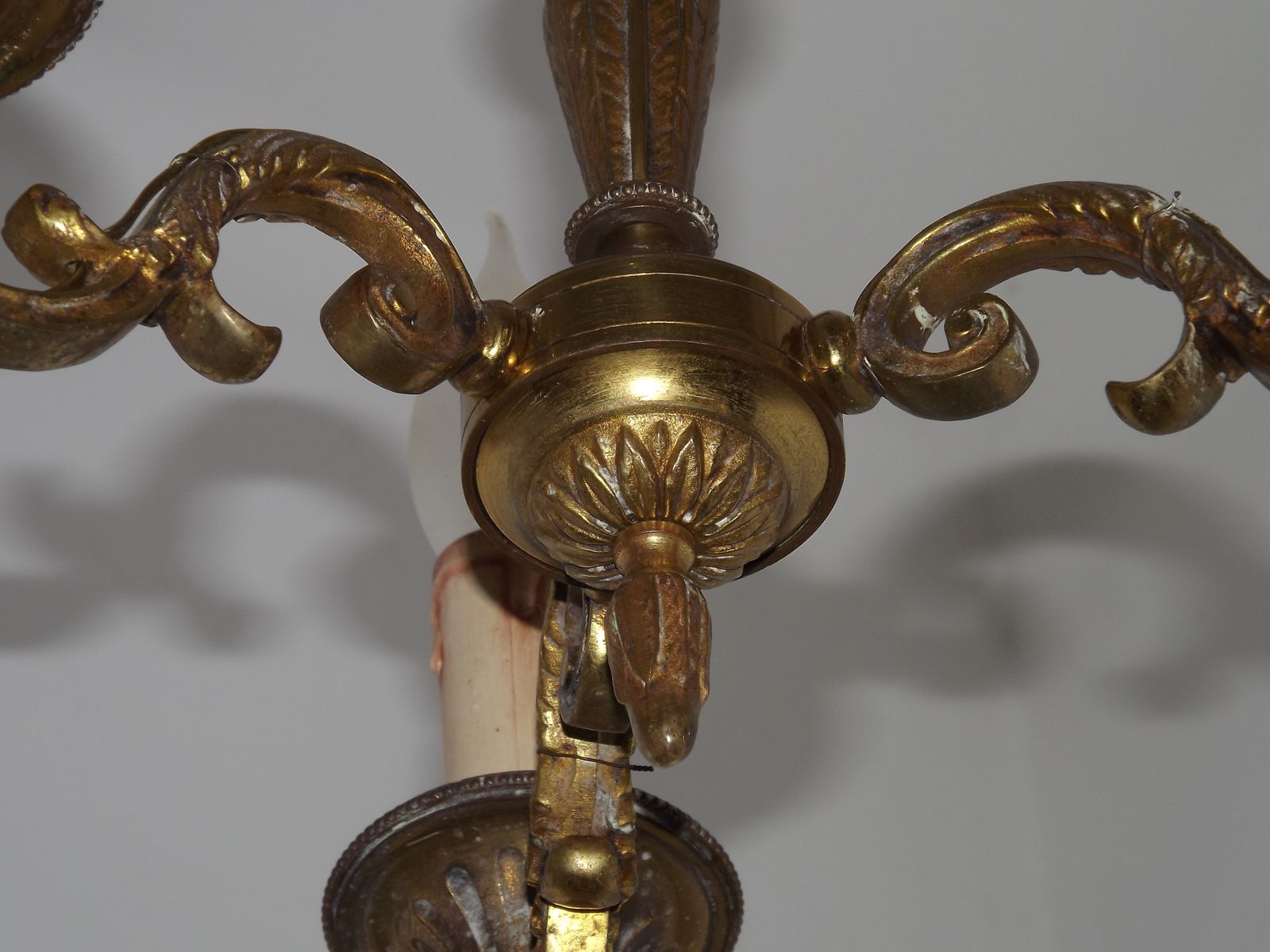 photo furniture Petit lustre d'époque français à 3 lumières en bronze