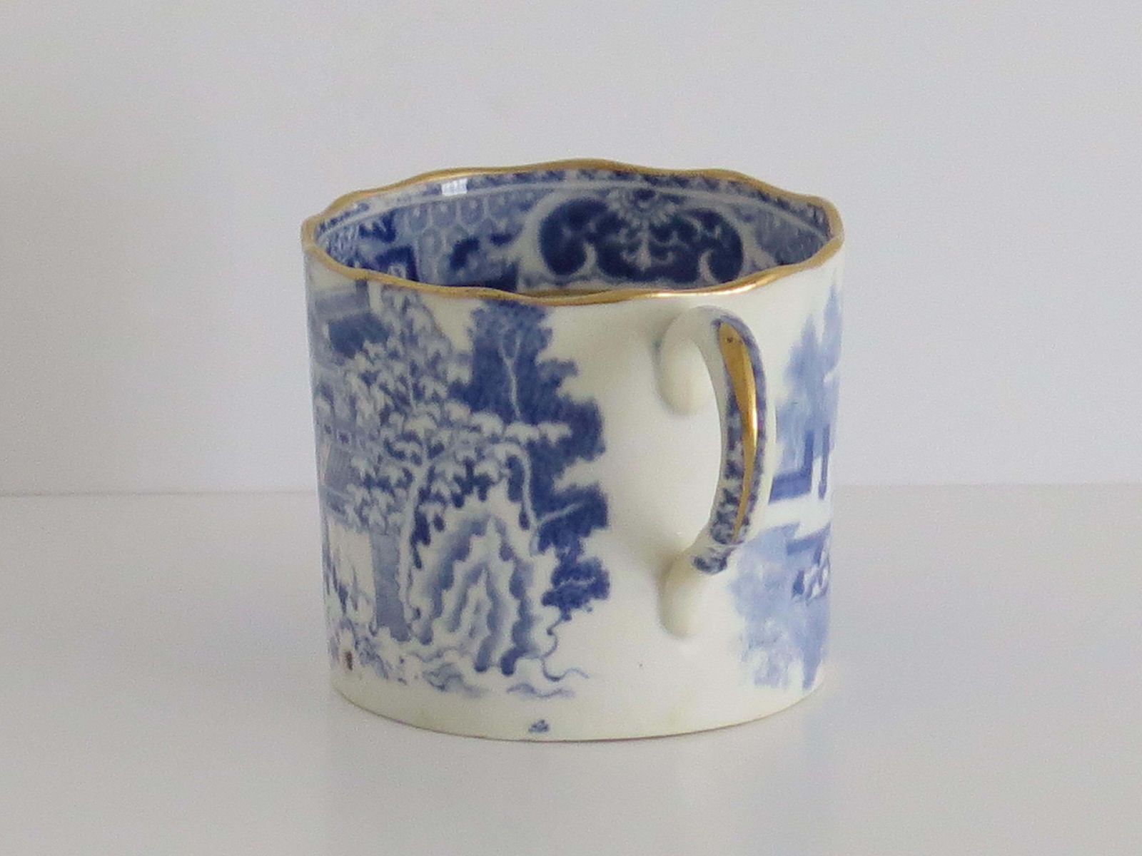photo furniture Miles Mason Porseleinen Koffiekopje en Schotel, Blauw-wit Patroon, ca. 1805.