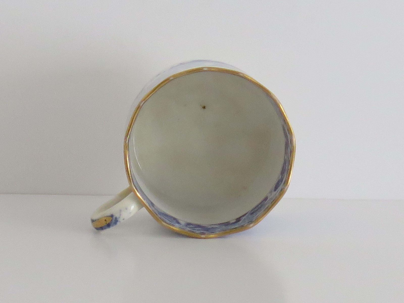 photo vintage Miles Mason Porseleinen Koffiekopje en Schotel, Blauw-wit Patroon, ca. 1805.