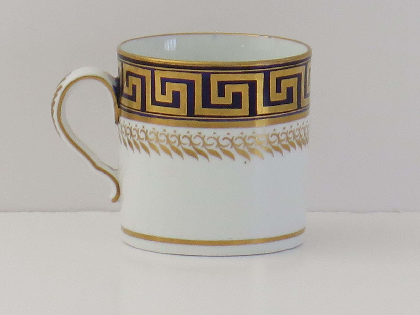 George III Porseleinen Koffiekopje van Josiah Spode, Grieks Sleutelpatroon nr. 742, ca. 1810. photo vinterior