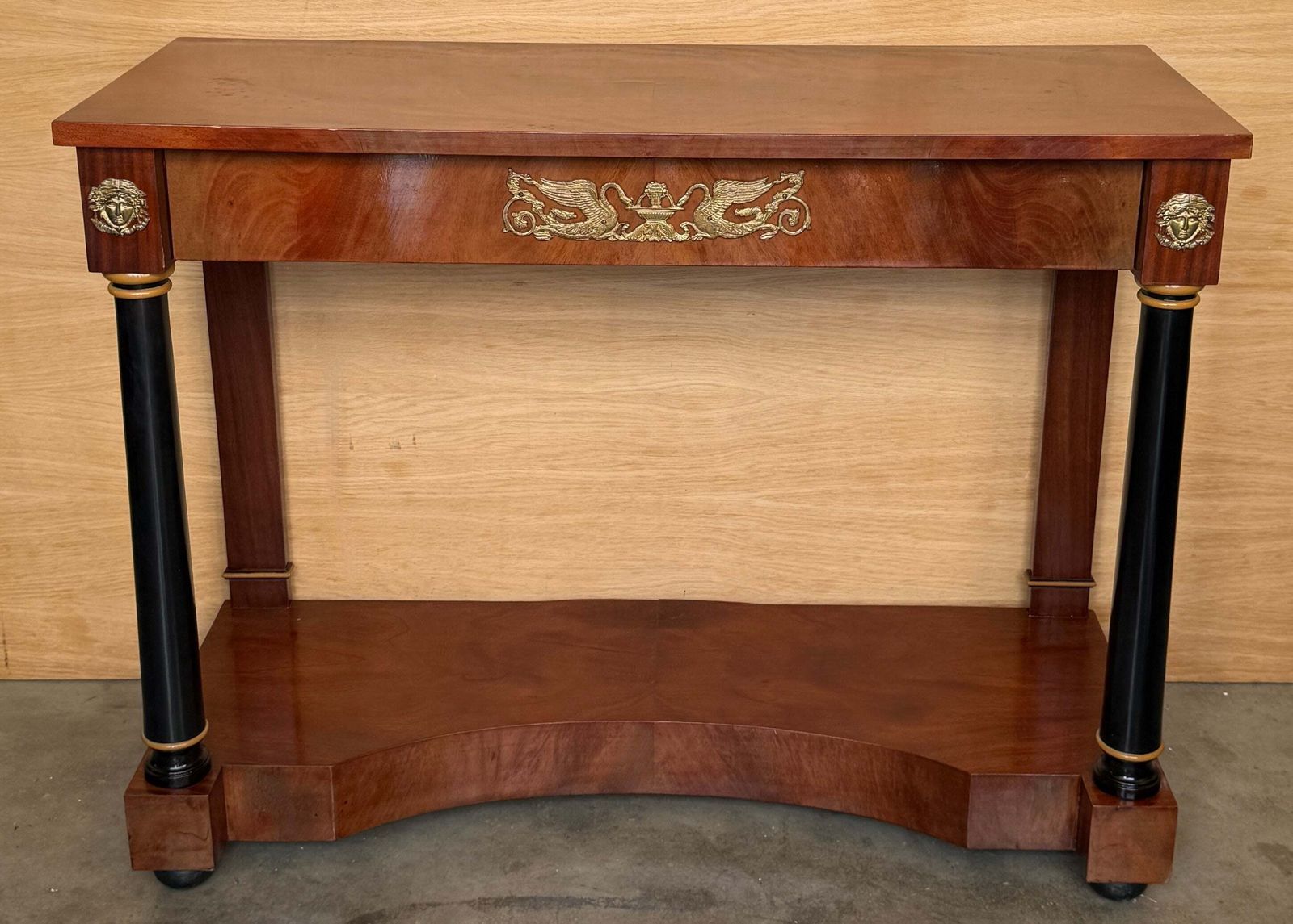 Console de style néoclassique Empire aux colonnes ébénisées et bronzes dorés photo for sale