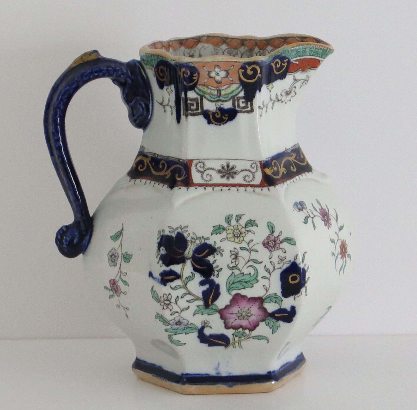 Mason's Ironstone kan, zeshoekige pitcher met slangengreep, 1830. photo furniture