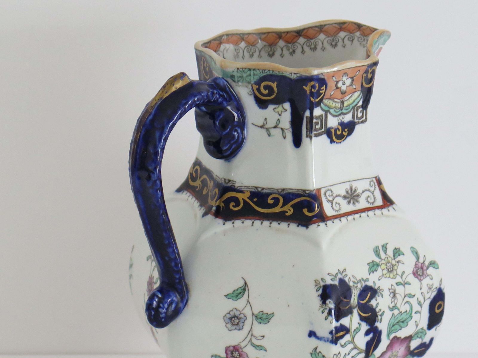 Woonaccessoires Mason's Ironstone kan, zeshoekige pitcher met slangengreep, 1830. photo