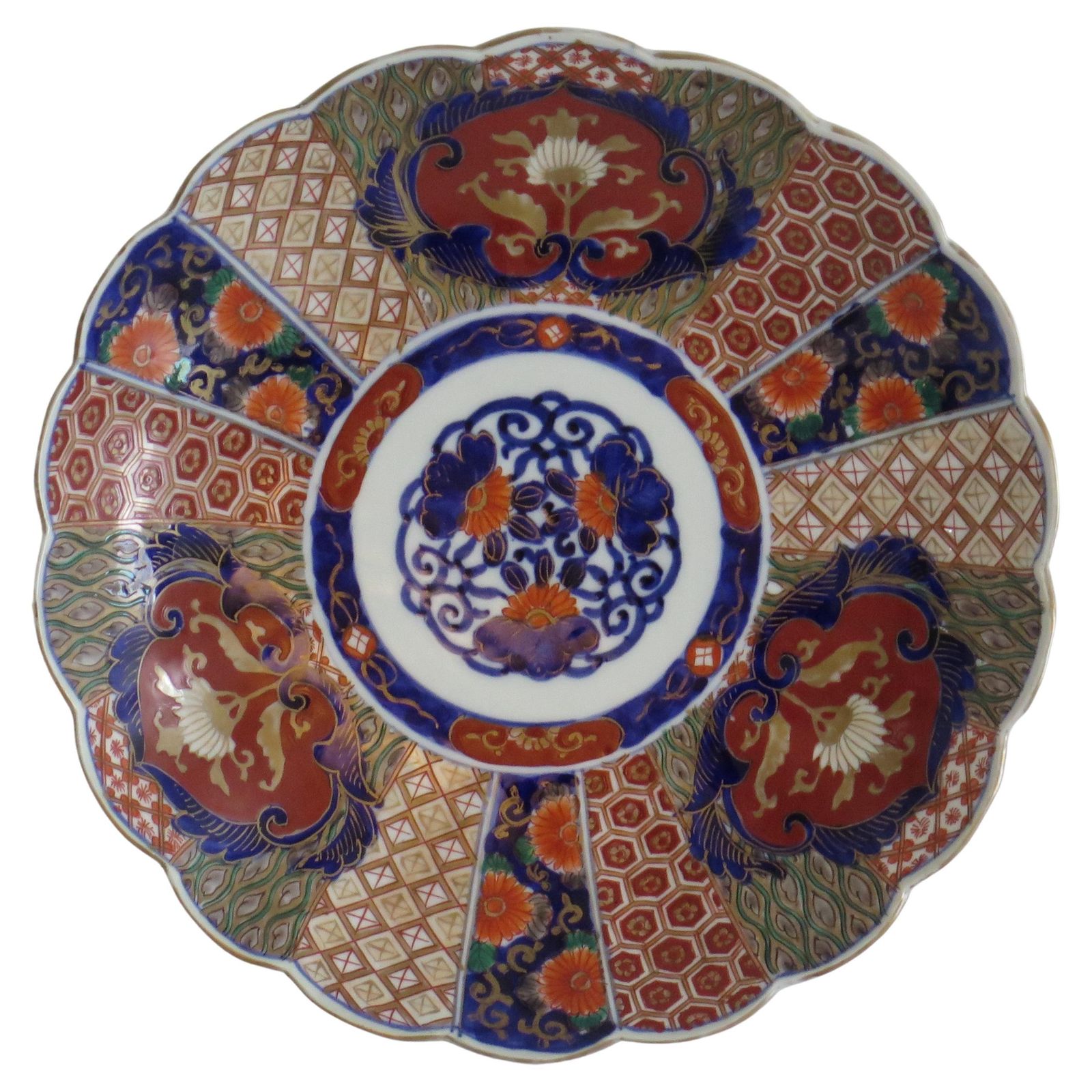Handgeschilderd sierbord, porselein, Imari-dessin, Japans, 19e eeuw, Meiji-periode. photo furniture