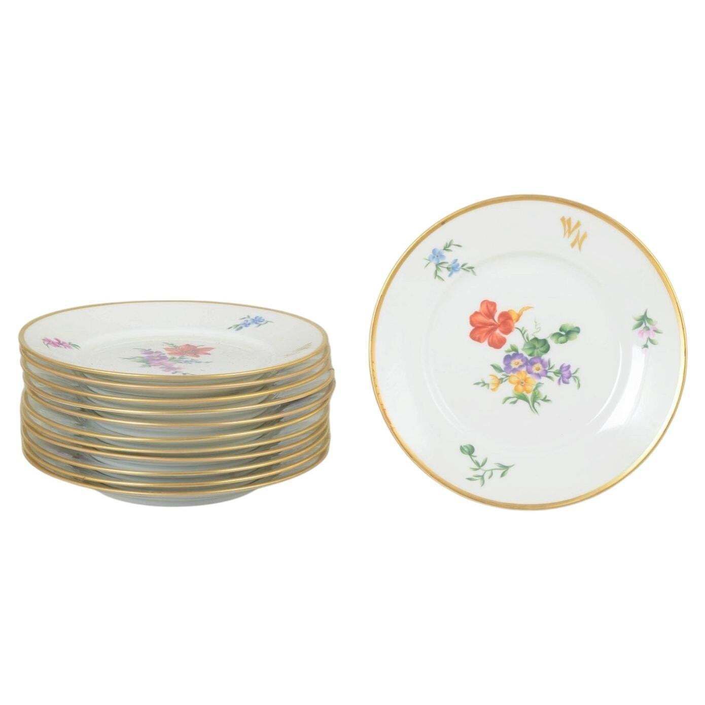 Rosenthal. Service de douze assiettes en porcelaine à motifs floraux. Années 1930.