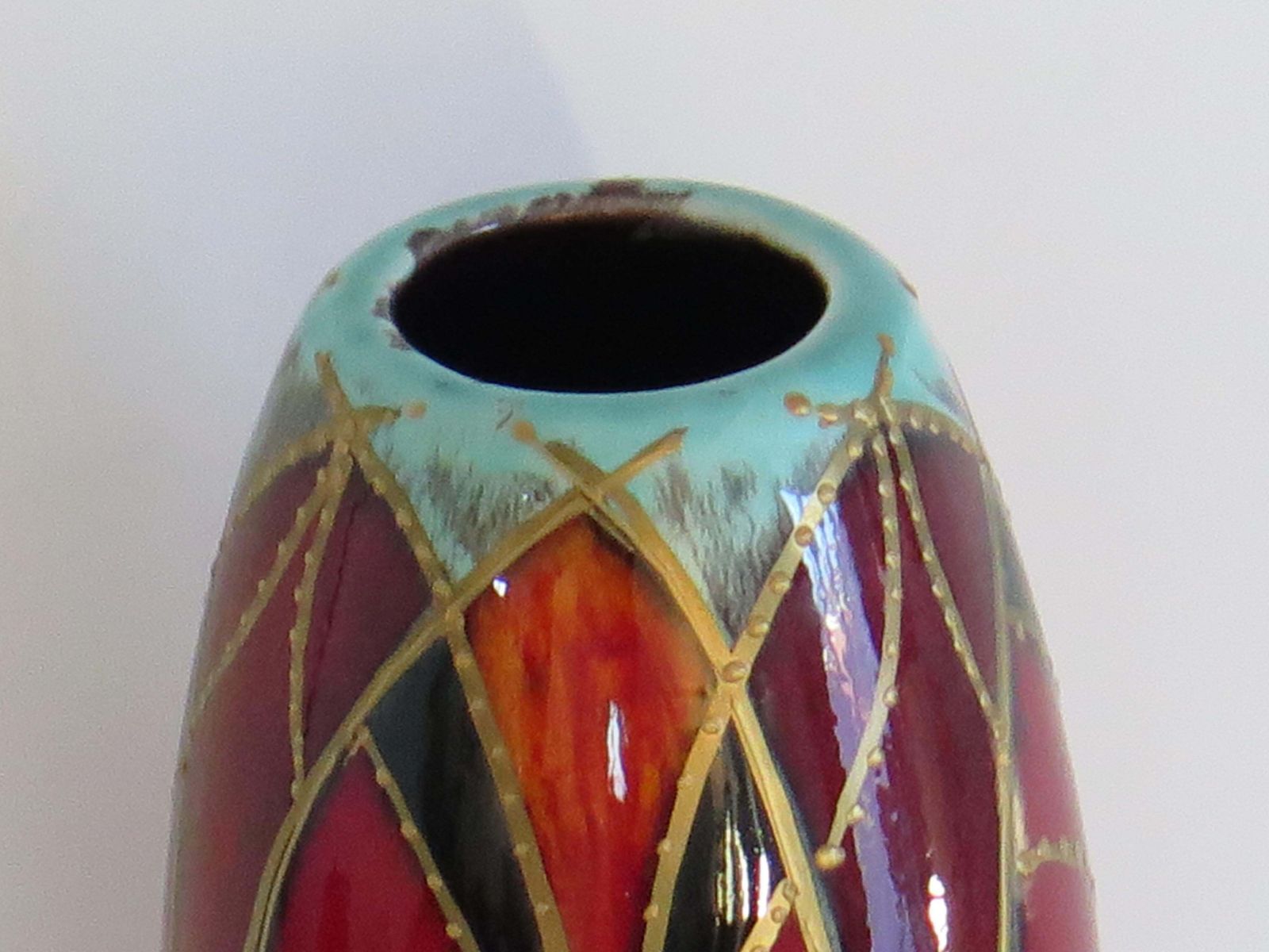 Anita Harris handgeschilderde vaas, Flambe Glaze, geometrisch motief photo furniture