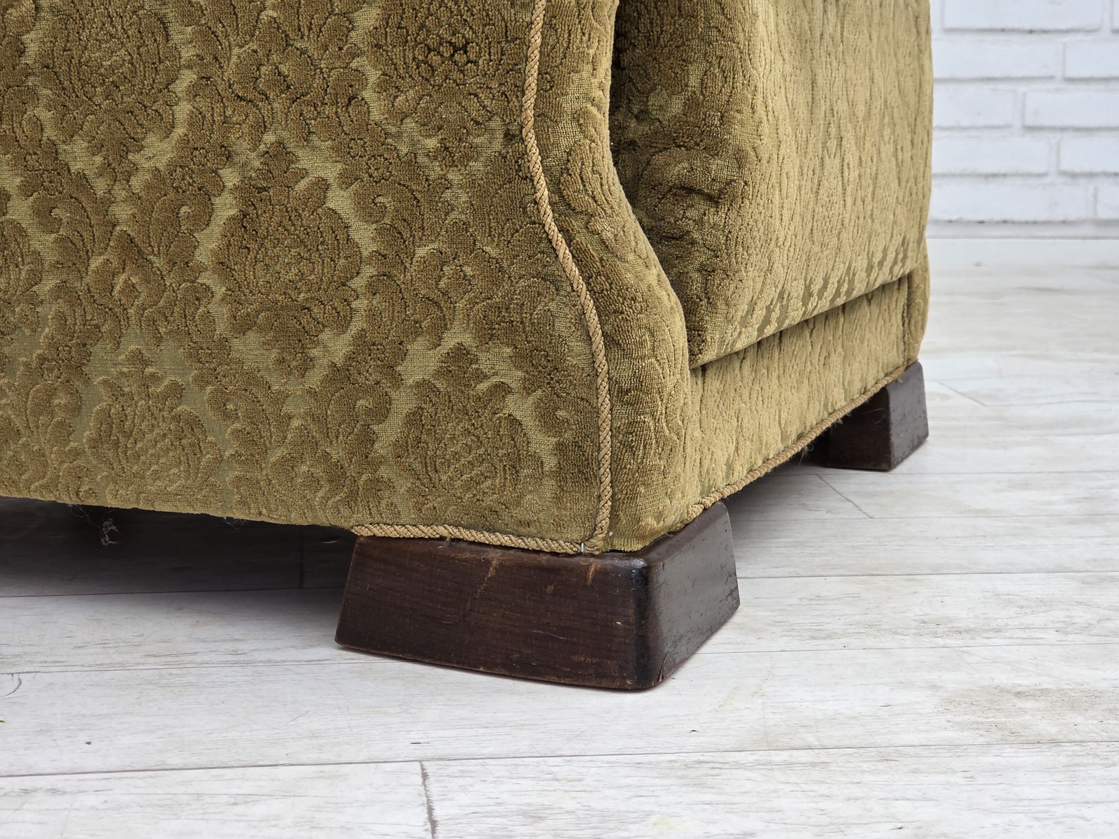 Ca. jaren 1950, Deense relaxfauteuil, meubelvelours, eikenhout. photo for sale
