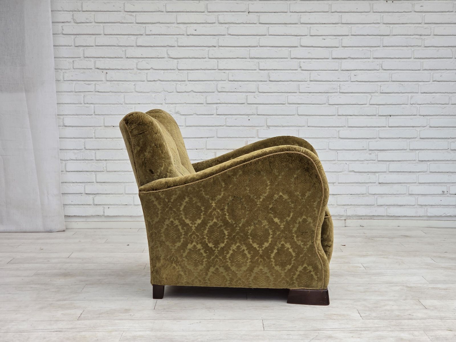 photo furniture Ca. jaren 1950, Deense relaxfauteuil, meubelvelours, eikenhout.