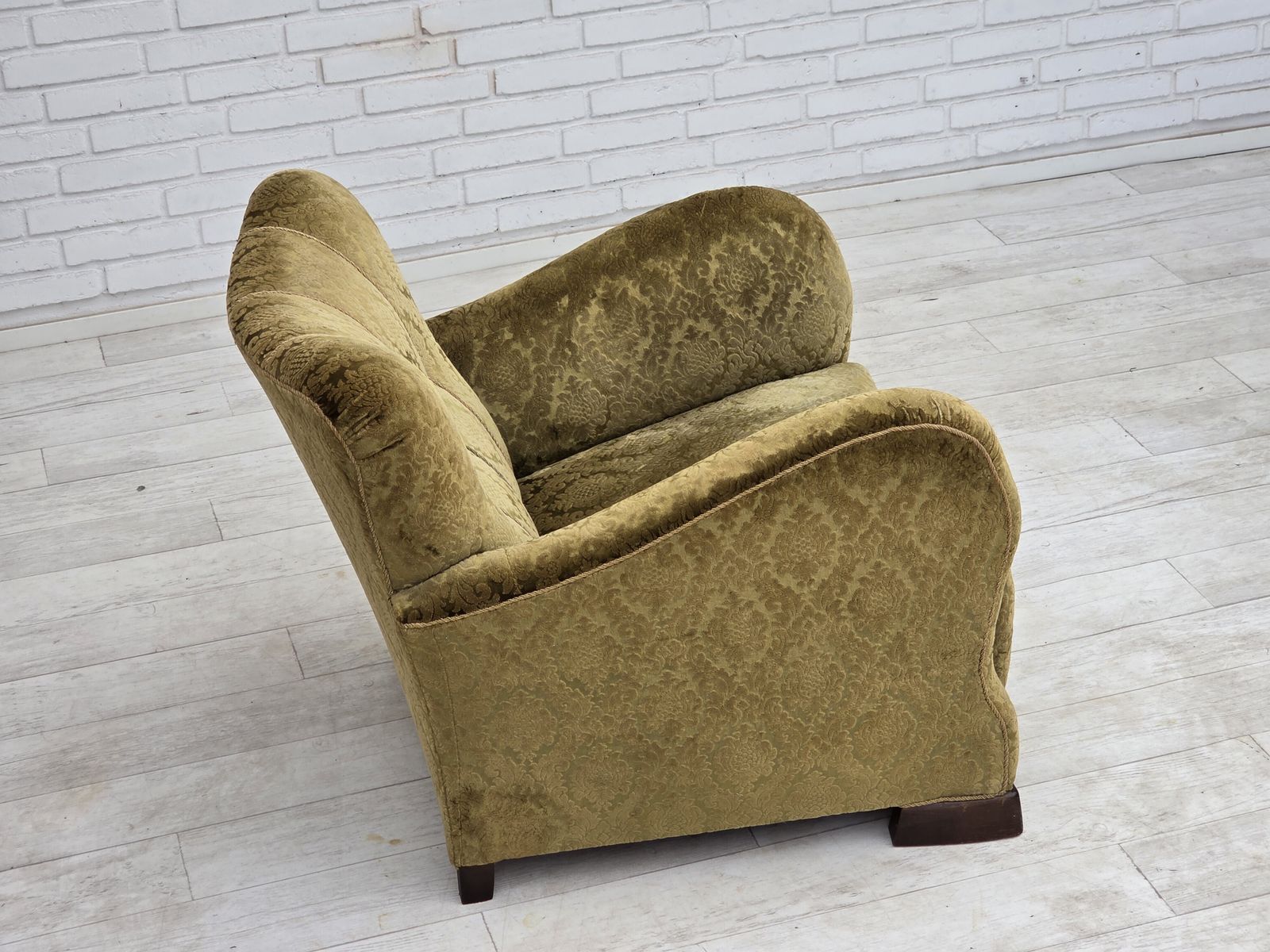 Meubels Ca. jaren 1950, Deense relaxfauteuil, meubelvelours, eikenhout. photo