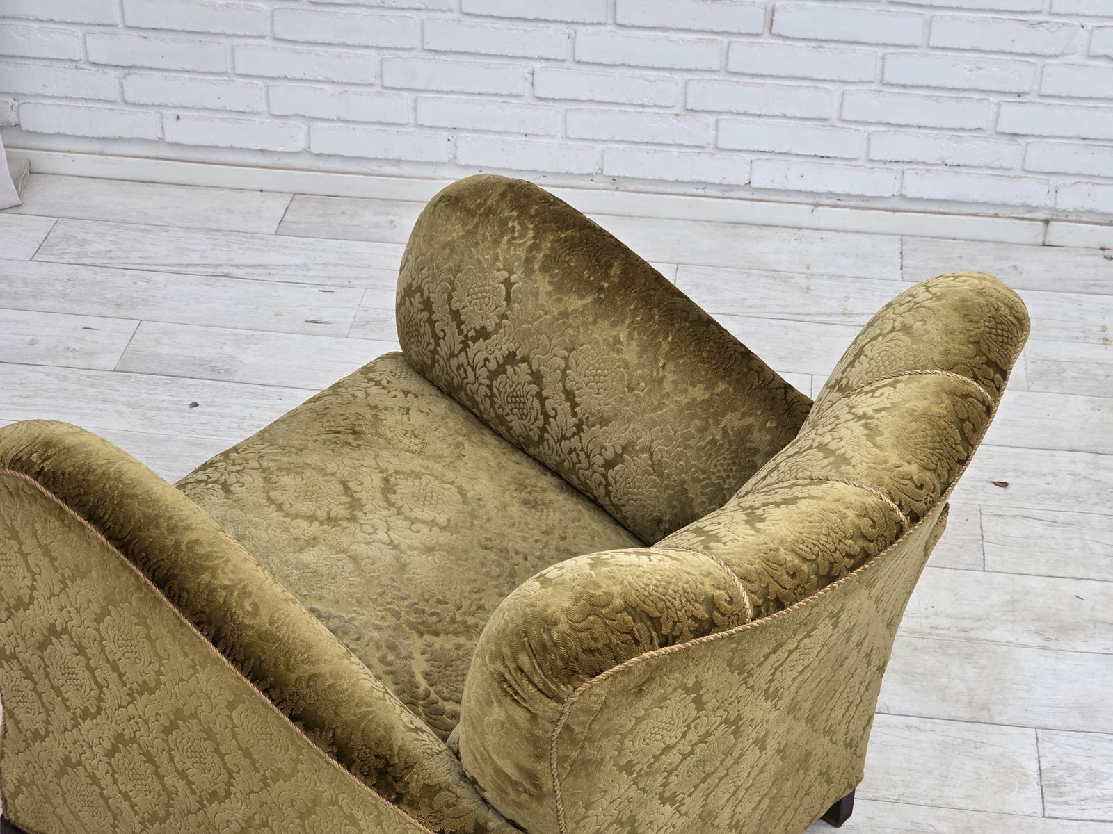 photo vintage Ca. jaren 1950, Deense relaxfauteuil, meubelvelours, eikenhout.
