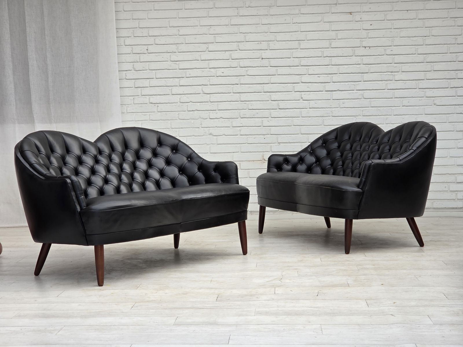Ca. jaren 1960, Scandinavische bank in zwart meubelleer. photo furniture