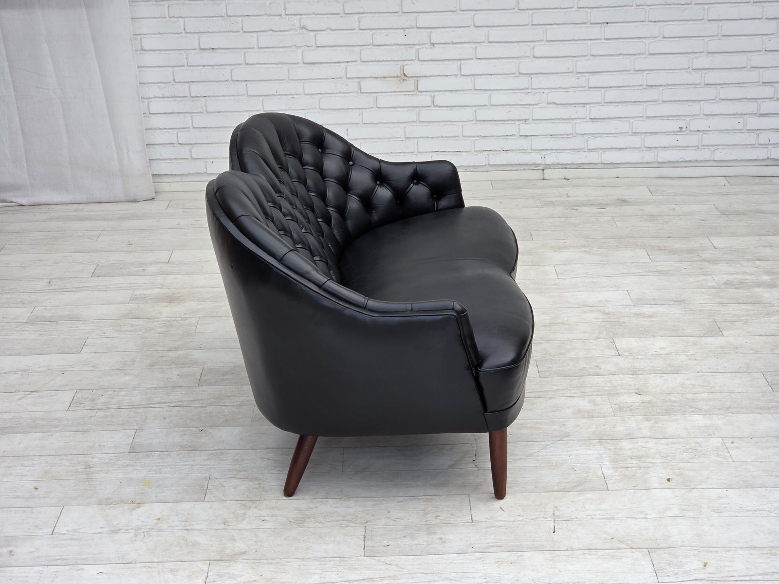 photo furniture Ca. jaren 1960, Scandinavische bank in zwart meubelleer.
