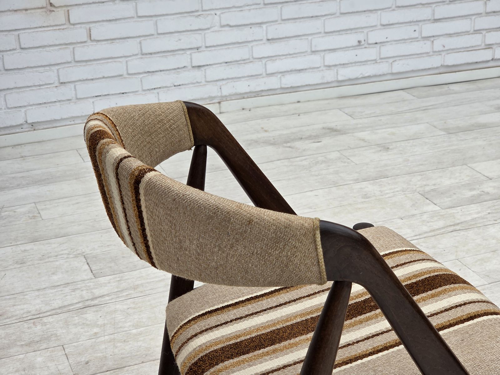 photo buy jaren 1960, Deens design van Kai Kristensen, model 31, paar fauteuils.